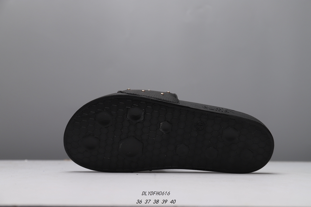 60 2019新款男鞋女鞋情侣拖鞋铆钉金标一字沙滩凉拖36-40