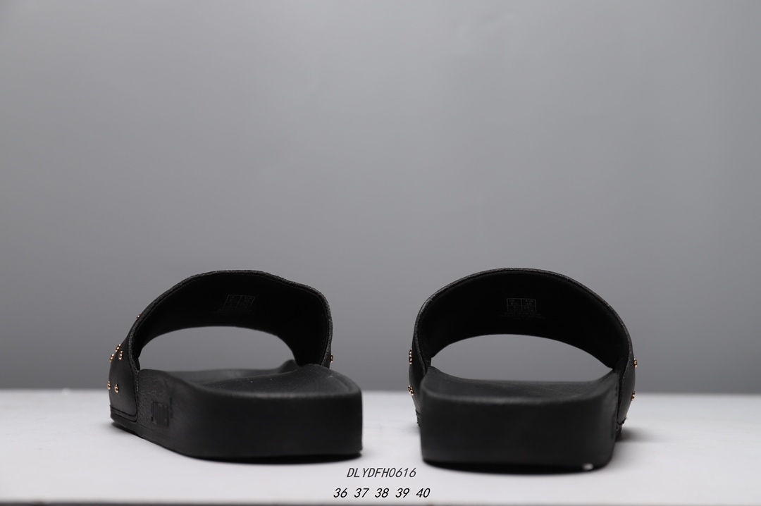 60 2019新款男鞋女鞋情侣拖鞋铆钉金标一字沙滩凉拖36-40