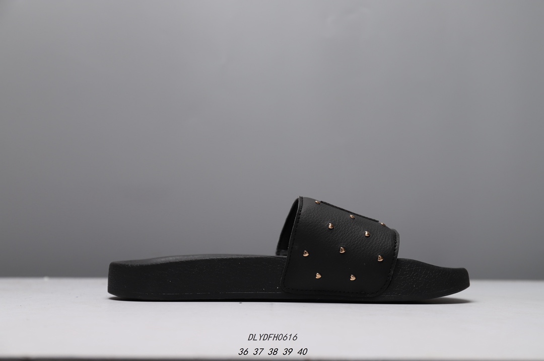 60 2019新款男鞋女鞋情侣拖鞋铆钉金标一字沙滩凉拖36-40