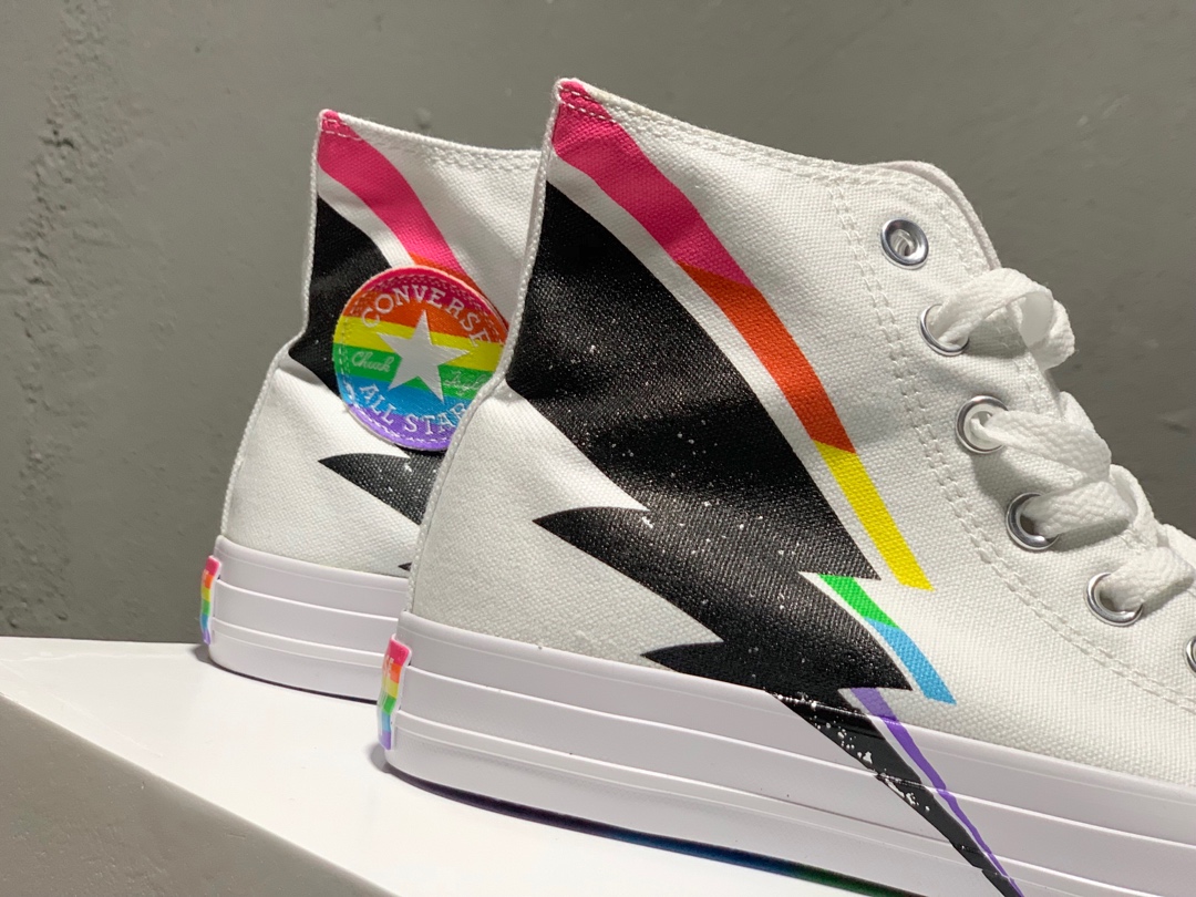 200  LGBT骄傲月限定配色匡威Converse All Star Chuck 1970 ”Pride Pack” Hi高帮经典休闲运动硫化板鞋“渐变彩虹颗粒特闪电”165716C 白黑闪电