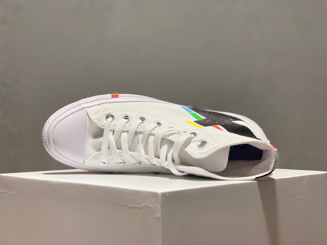 200  LGBT骄傲月限定配色匡威Converse All Star Chuck 1970 ”Pride Pack” Hi高帮经典休闲运动硫化板鞋“渐变彩虹颗粒特闪电”165716C 白黑闪电