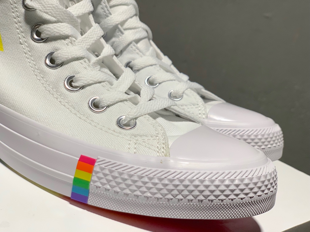 200  LGBT骄傲月限定配色匡威Converse All Star Chuck 1970 ”Pride Pack” Hi高帮经典休闲运动硫化板鞋“渐变彩虹颗粒特闪电”165716C 白黑闪电