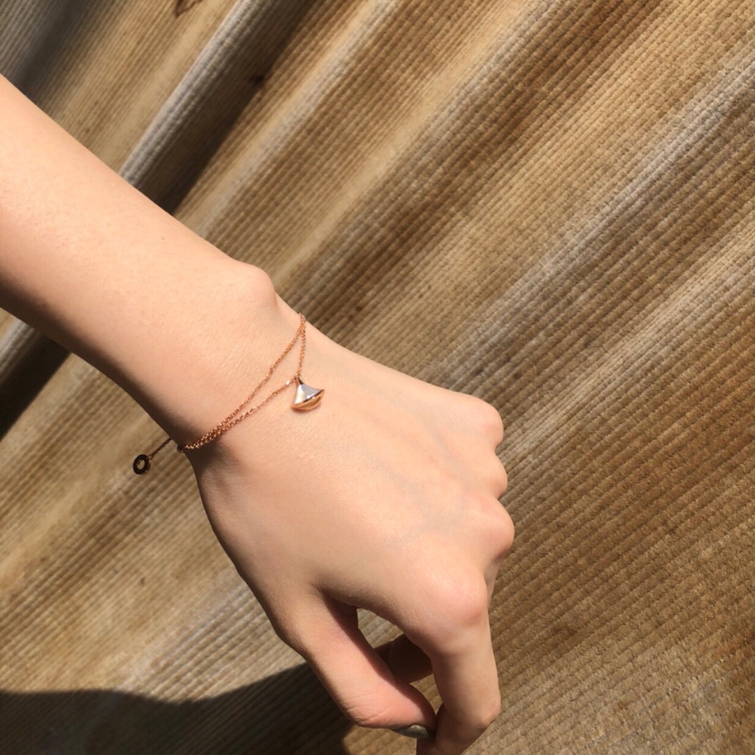 NO:633377,Diva skirt bracelet, developed by purchasing z, 1 pair of 1 turned stone, perfect and seamless, small quantity in stock, ready stock, we produce big brands, all exquisite products 88200,,skirts,bracelet,Cardia high-end jewelry19860909diva裙子手链,购z开发,1对1车石,完美无缝隙,现货少量,现货,我们出品的大牌,个个精品88200,,skirts,bracelet,卡迪亚高端饰品,Jewelry