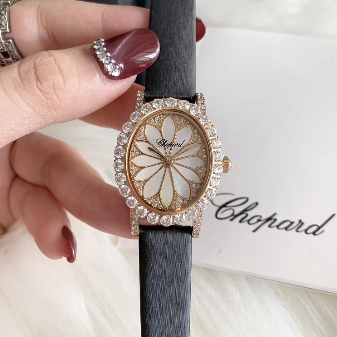 Chopard 萧邦L'HEURE DU DIAMANT MEDIUM OVAL 此款L'Heure du Diamant 椭圆形切割贝壳雕纹镶钻表盘 环以点缀钻石的表圈 优雅气韵 风格和萧邦精湛的手工艺尽显无遗 光华耀眼