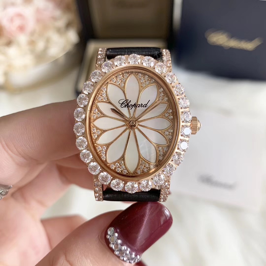 Chopard 萧邦L'HEURE DU DIAMANT MEDIUM OVAL 此款L'Heure du Diamant 椭圆形切割贝壳雕纹镶钻表盘 环以点缀钻石的表圈 优雅气韵 风格和萧邦精湛的手工艺尽显无遗 光华耀眼