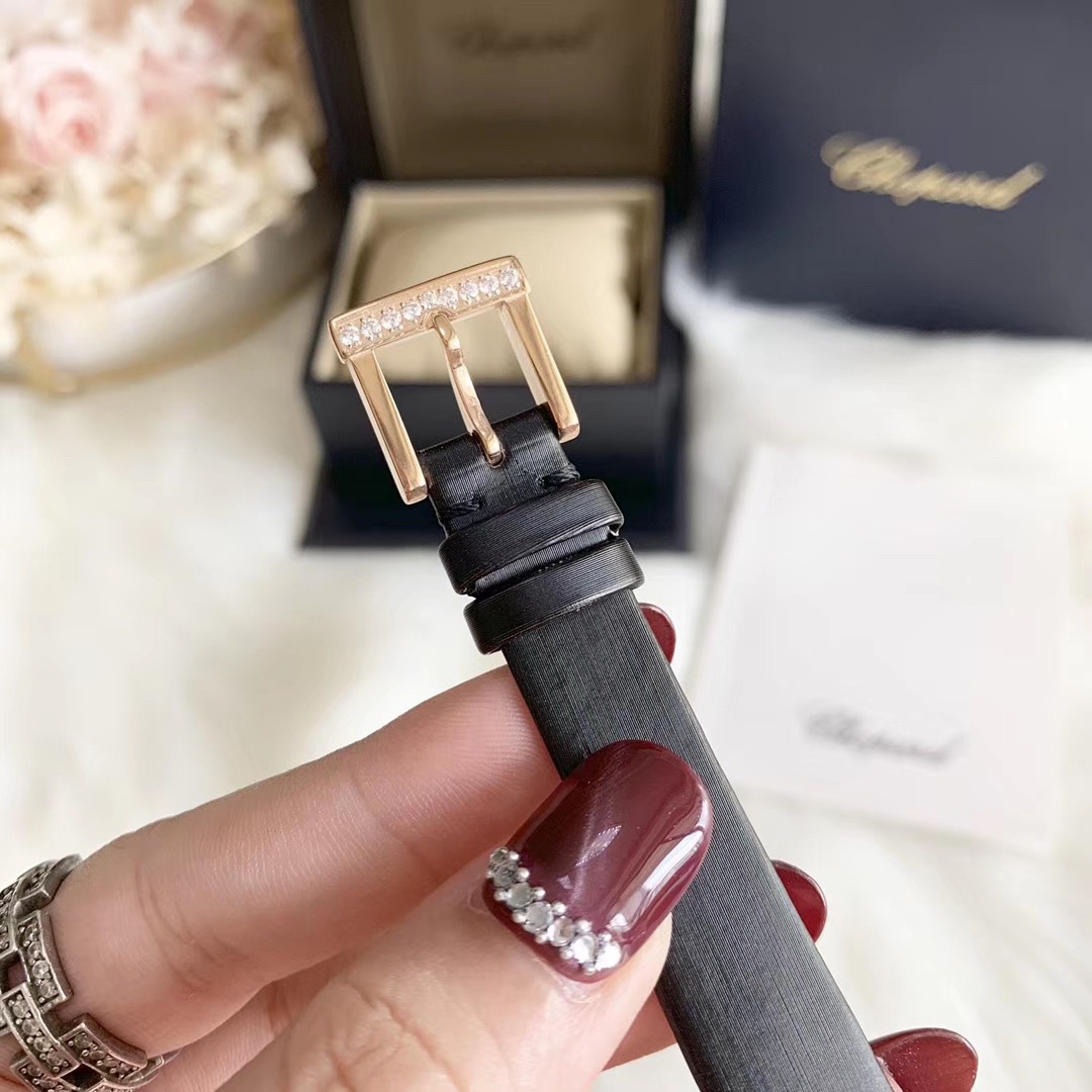 Chopard 萧邦L'HEURE DU DIAMANT MEDIUM OVAL 此款L'Heure du Diamant 椭圆形切割贝壳雕纹镶钻表盘 环以点缀钻石的表圈 优雅气韵 风格和萧邦精湛的手工艺尽显无遗 光华耀眼