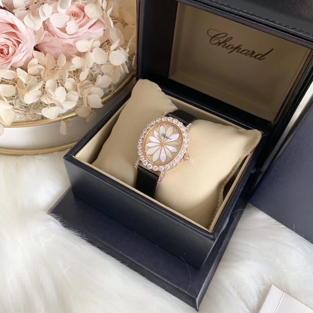 Chopard 萧邦L'HEURE DU DIAMANT MEDIUM OVAL 此款L'Heure du Diamant 椭圆形切割贝壳雕纹镶钻表盘 环以点缀钻石的表圈 优雅气韵 风格和萧邦精湛的手工艺尽显无遗 光华耀眼