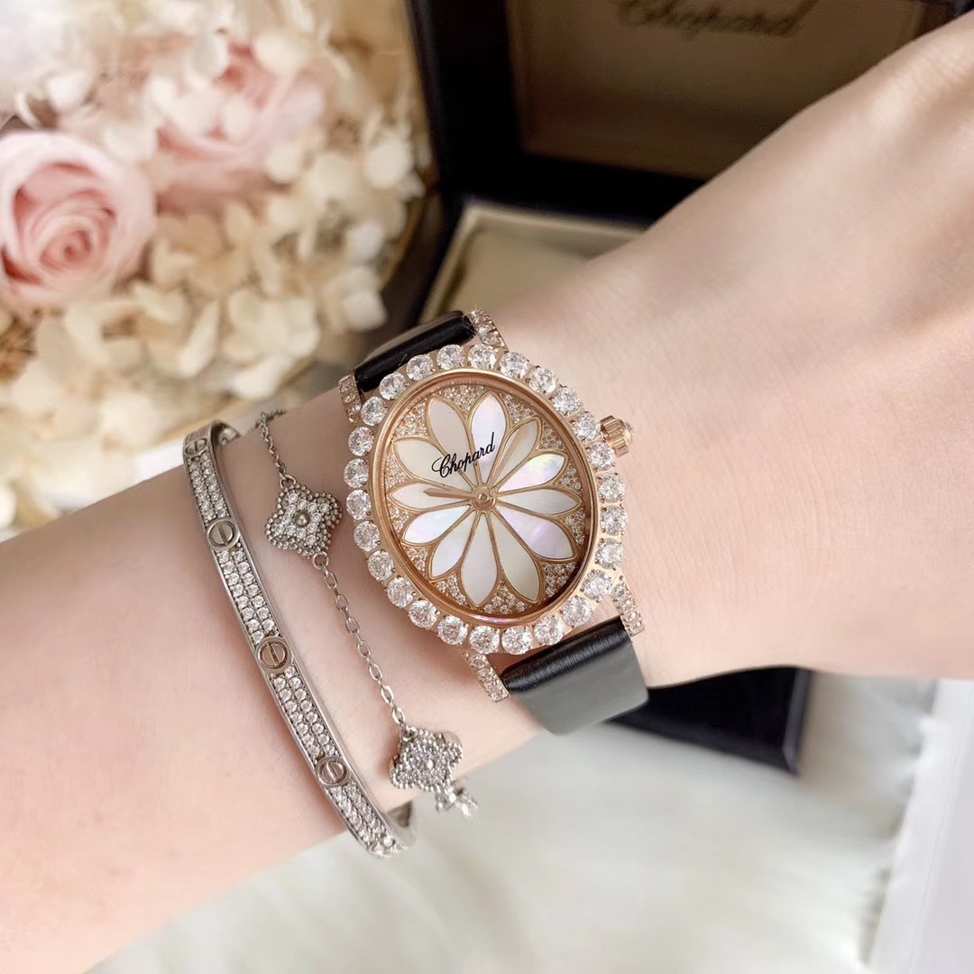 Chopard 萧邦L'HEURE DU DIAMANT MEDIUM OVAL 此款L'Heure du Diamant 椭圆形切割贝壳雕纹镶钻表盘 环以点缀钻石的表圈 优雅气韵 风格和萧邦精湛的手工艺尽显无遗 光华耀眼