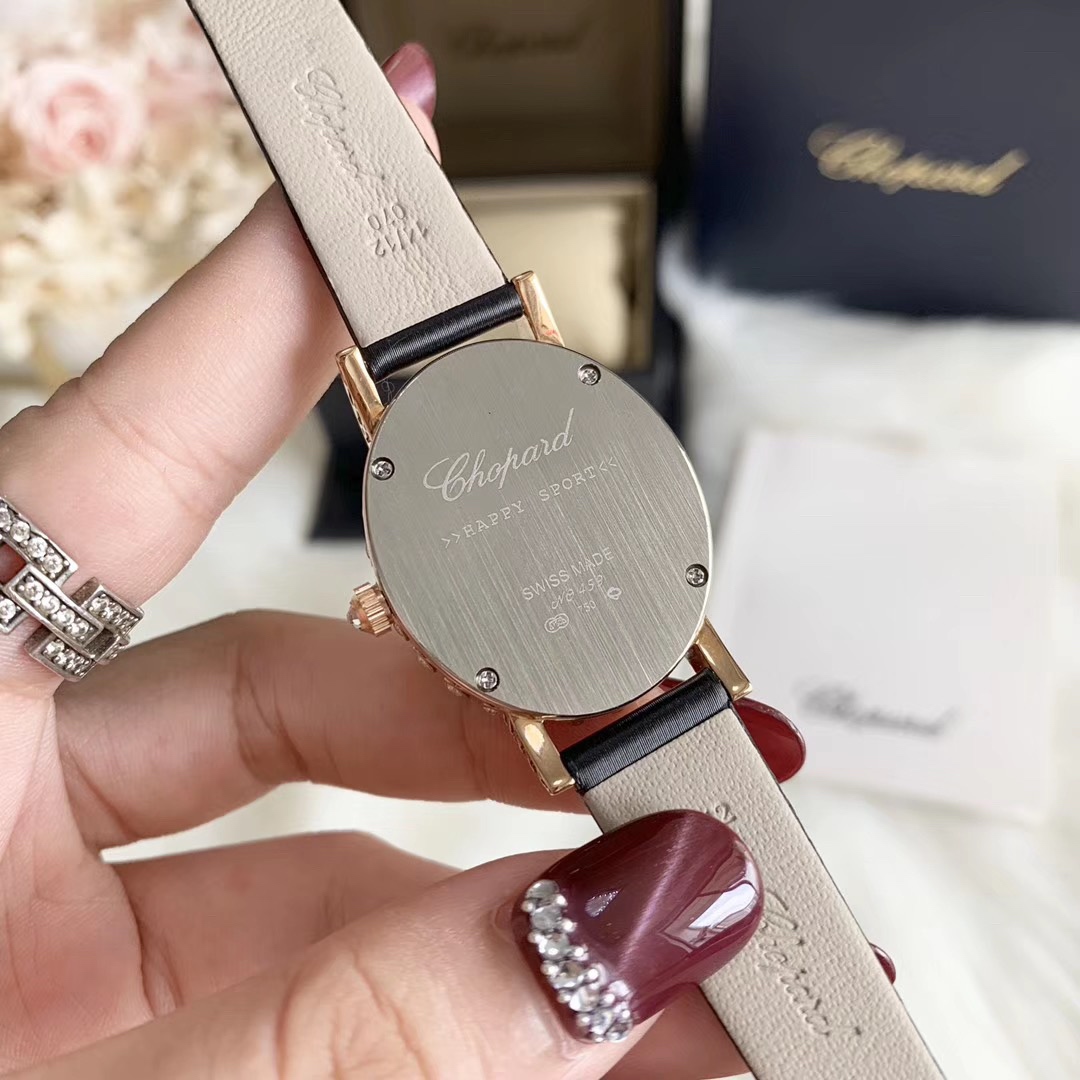Chopard 萧邦L'HEURE DU DIAMANT MEDIUM OVAL 此款L'Heure du Diamant 椭圆形切割贝壳雕纹镶钻表盘 环以点缀钻石的表圈 优雅气韵 风格和萧邦精湛的手工艺尽显无遗 光华耀眼
