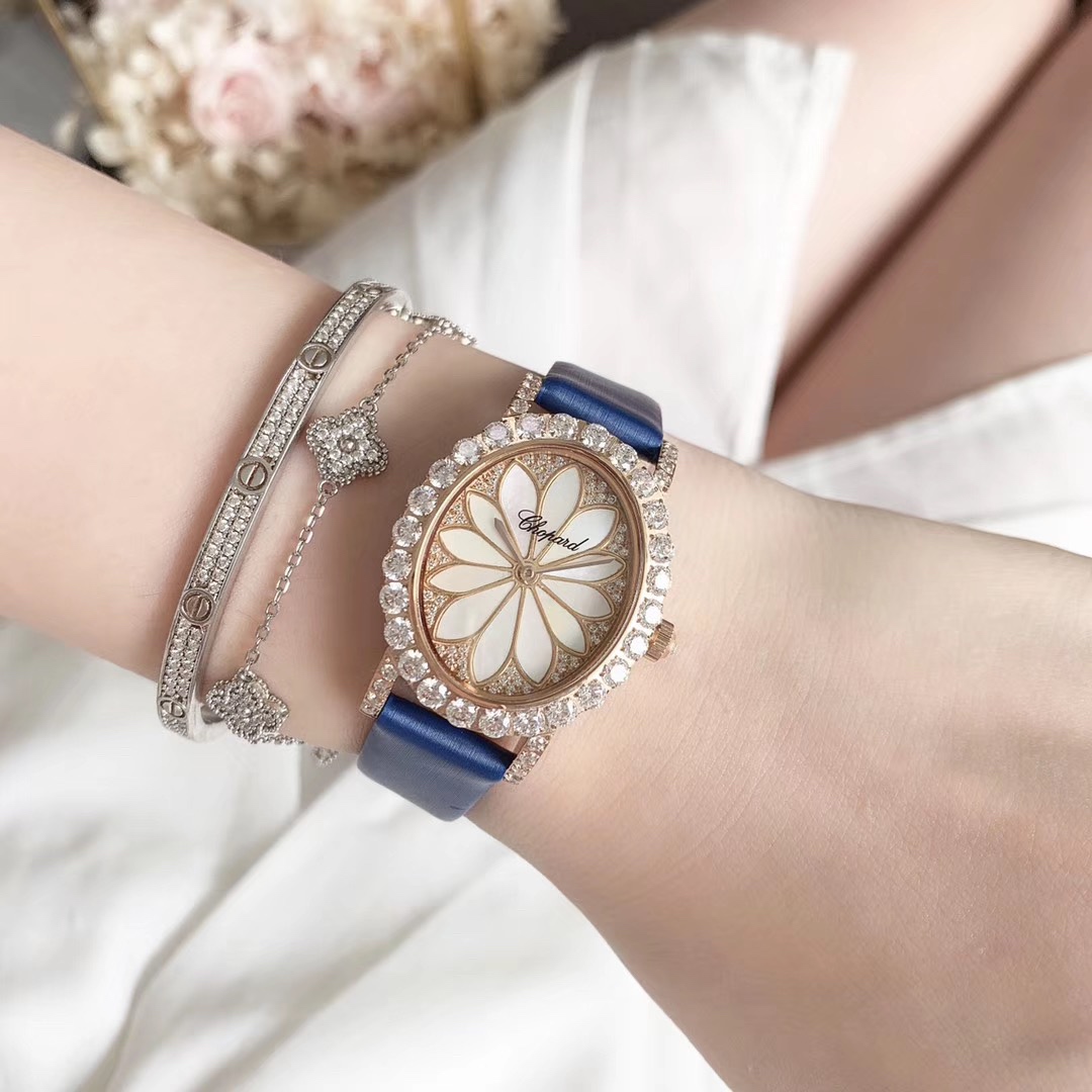 Chopard 萧邦L'HEURE DU DIAMANT MEDIUM OVAL 此款L'Heure du Diamant 椭圆形切割贝壳雕纹镶钻表盘 环以点缀钻石的表圈 优雅气韵 风格和萧邦精湛的手工艺尽显无遗 光华耀眼