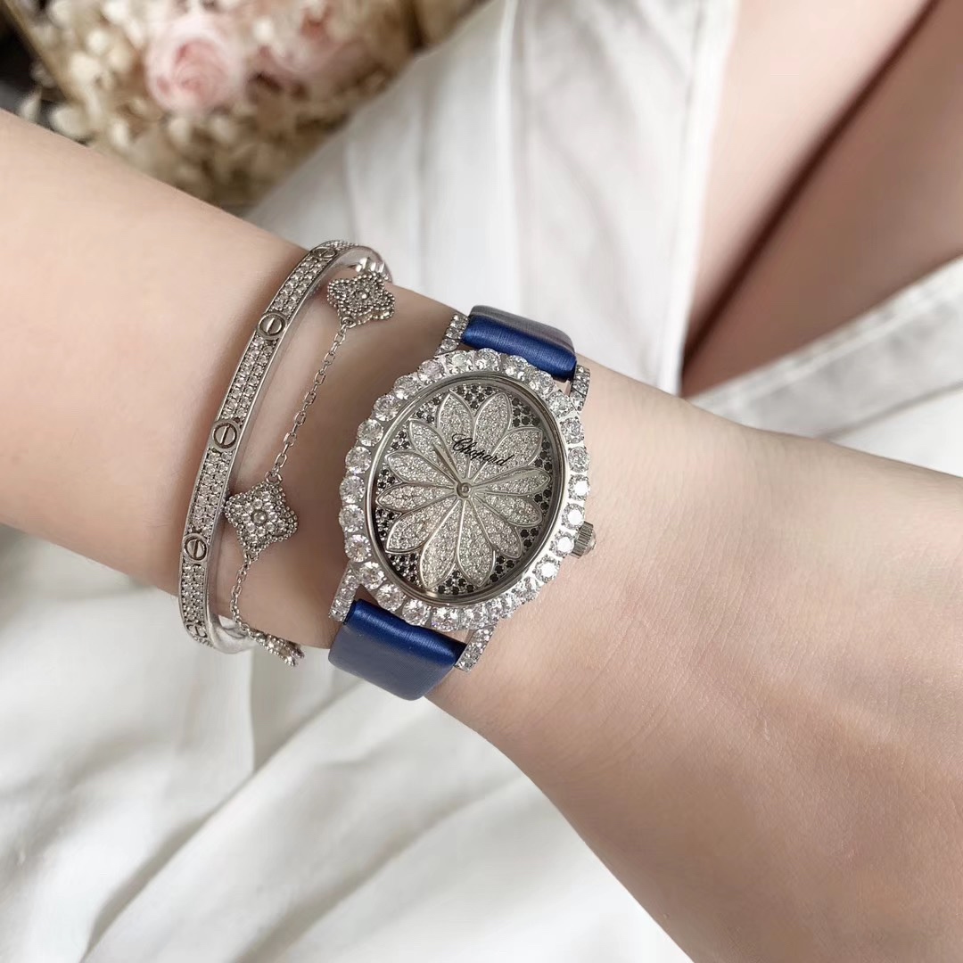 Chopard 萧邦L'HEURE DU DIAMANT MEDIUM OVAL 此款L'Heure du Diamant 椭圆形切割贝壳雕纹镶钻表盘 环以点缀钻石的表圈 优雅气韵 风格和萧邦精湛的手工艺尽显无遗 光华耀眼