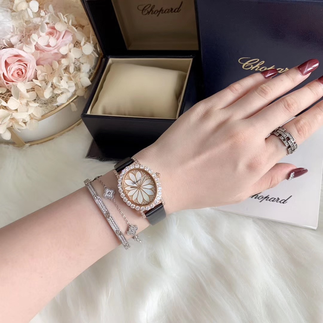 Chopard 萧邦L'HEURE DU DIAMANT MEDIUM OVAL 此款L'Heure du Diamant 椭圆形切割贝壳雕纹镶钻表盘 环以点缀钻石的表圈 优雅气韵 风格和萧邦精湛的手工艺尽显无遗 光华耀眼