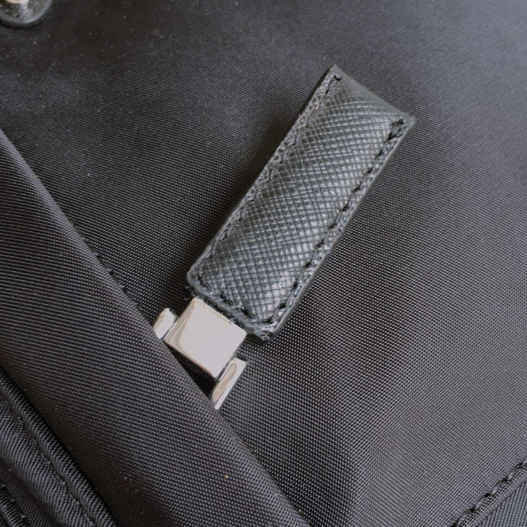 PRADA普拉达进口尼龙新款布手包2NH007