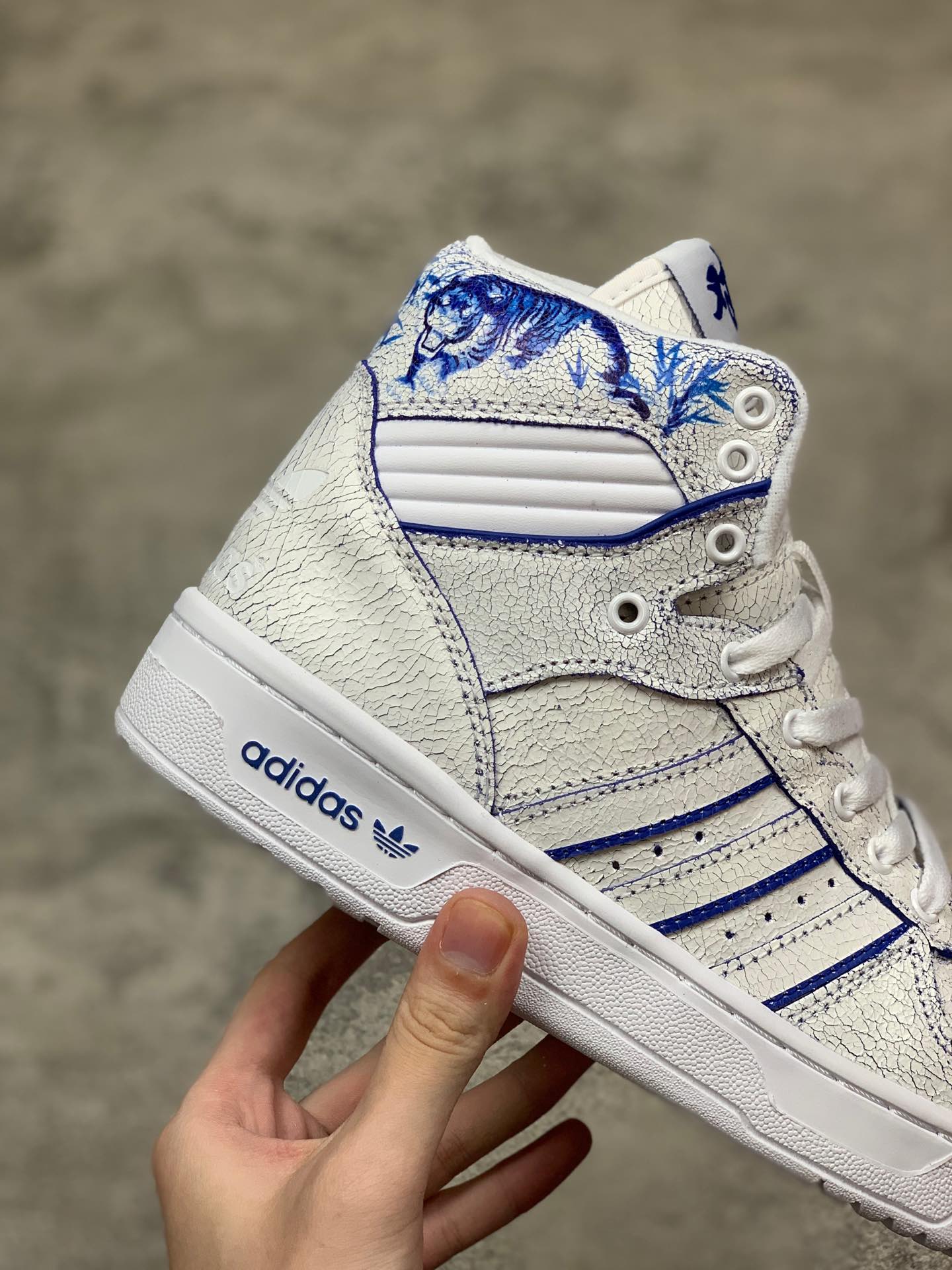 300核心主推纯原版本  阿迪达斯 adidas 三叶草rivalry 中国限定高邦板鞋 “爆裂青花瓷”EE9292