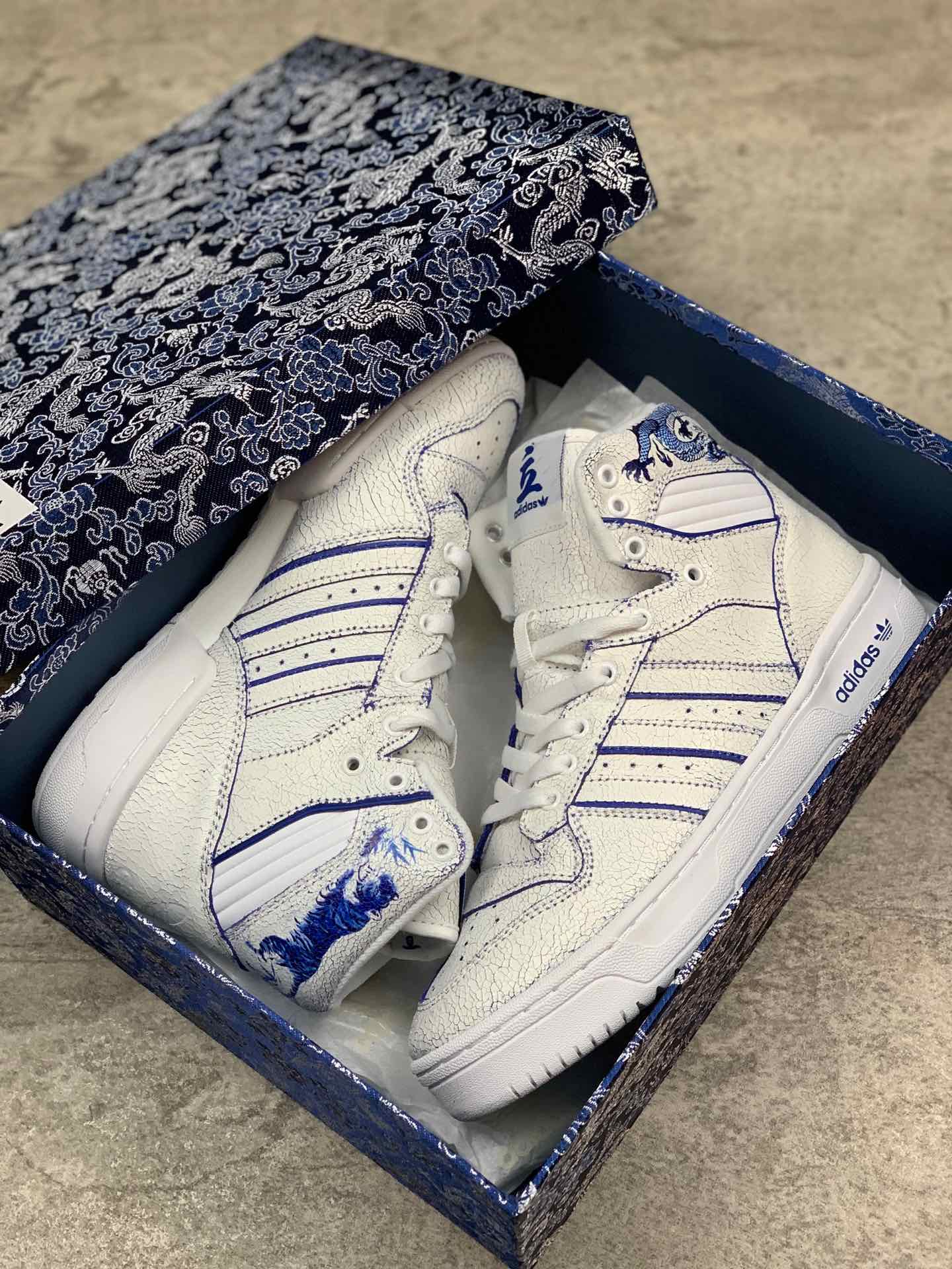 300核心主推纯原版本  阿迪达斯 adidas 三叶草rivalry 中国限定高邦板鞋 “爆裂青花瓷”EE9292
