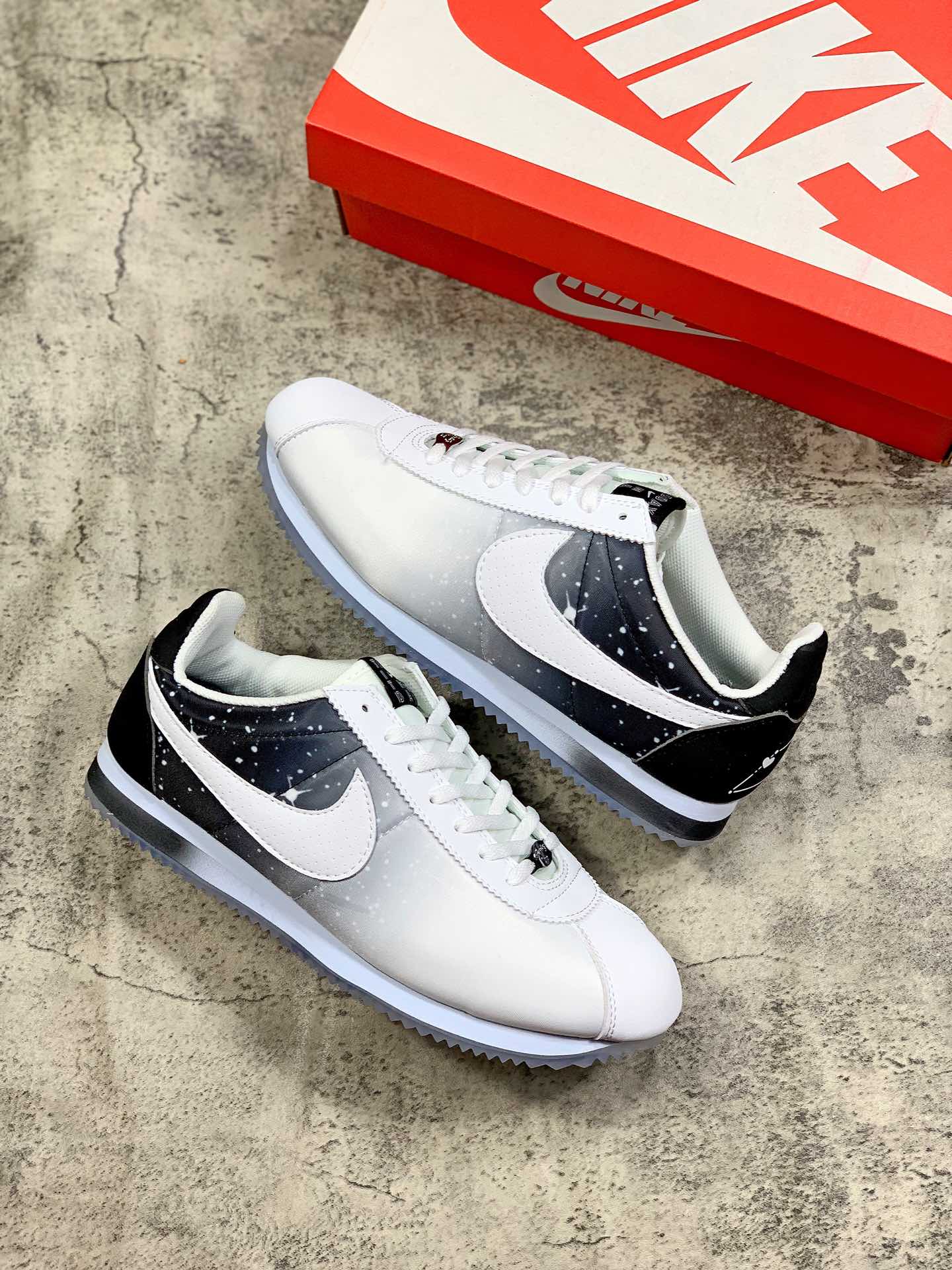 75Nike/耐克 CORTEZ 阿甘轻便运动跑鞋