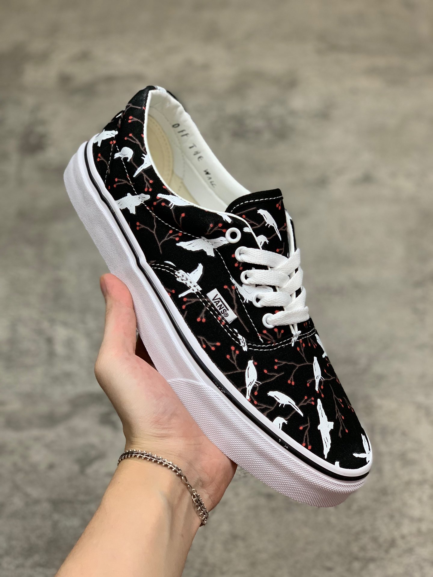 150VANS ERA  黑色白鸽和平鸽印花 鞋身侧边柔软气质带有手写体标语