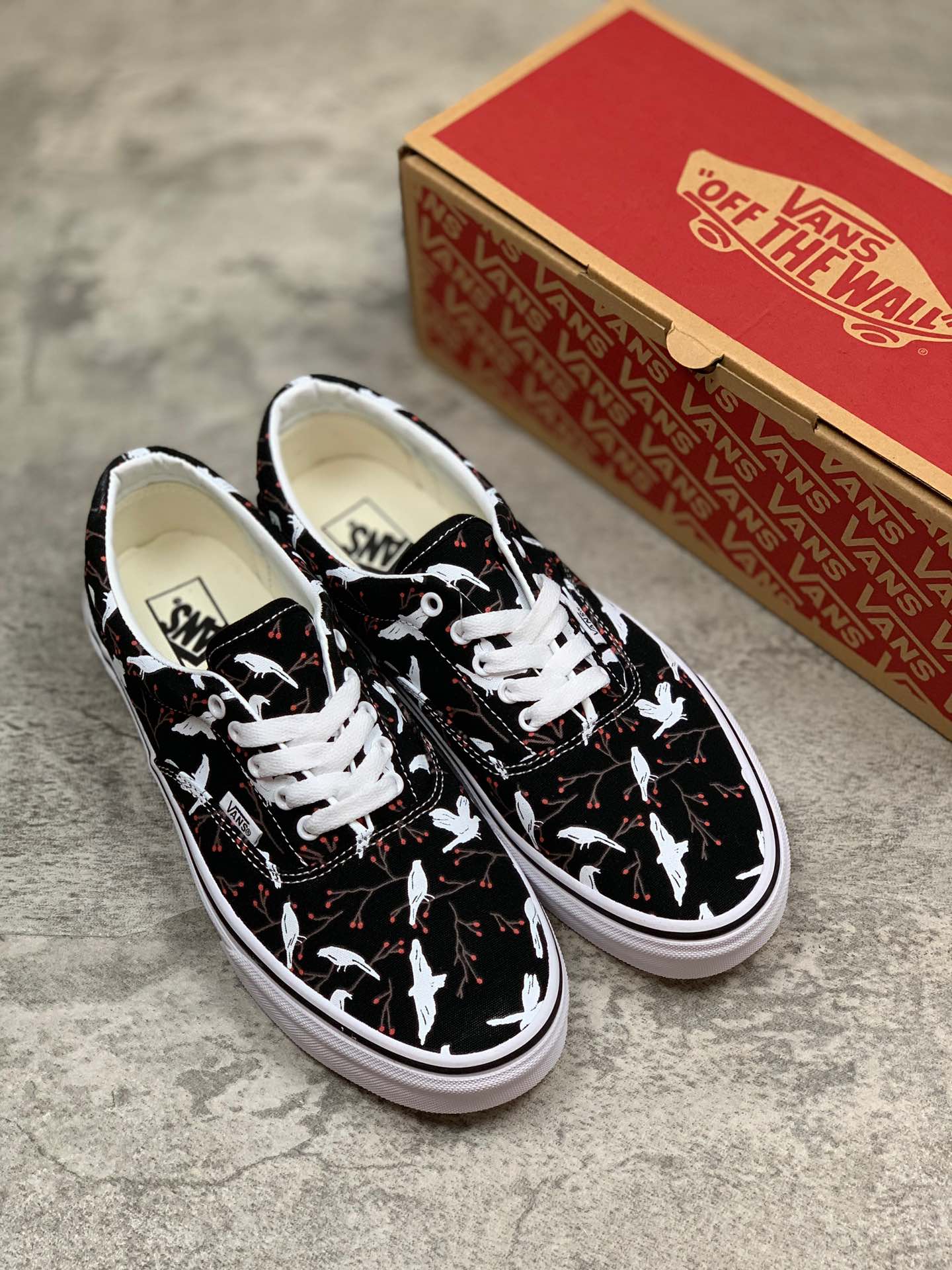 150VANS ERA  黑色白鸽和平鸽印花 鞋身侧边柔软气质带有手写体标语