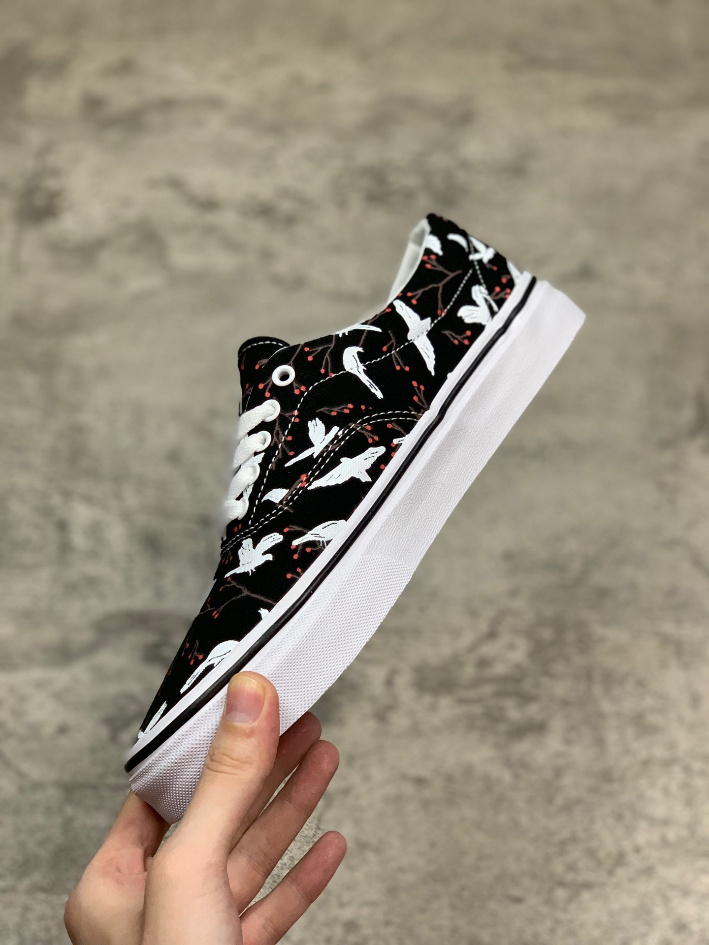 150VANS ERA  黑色白鸽和平鸽印花 鞋身侧边柔软气质带有手写体标语