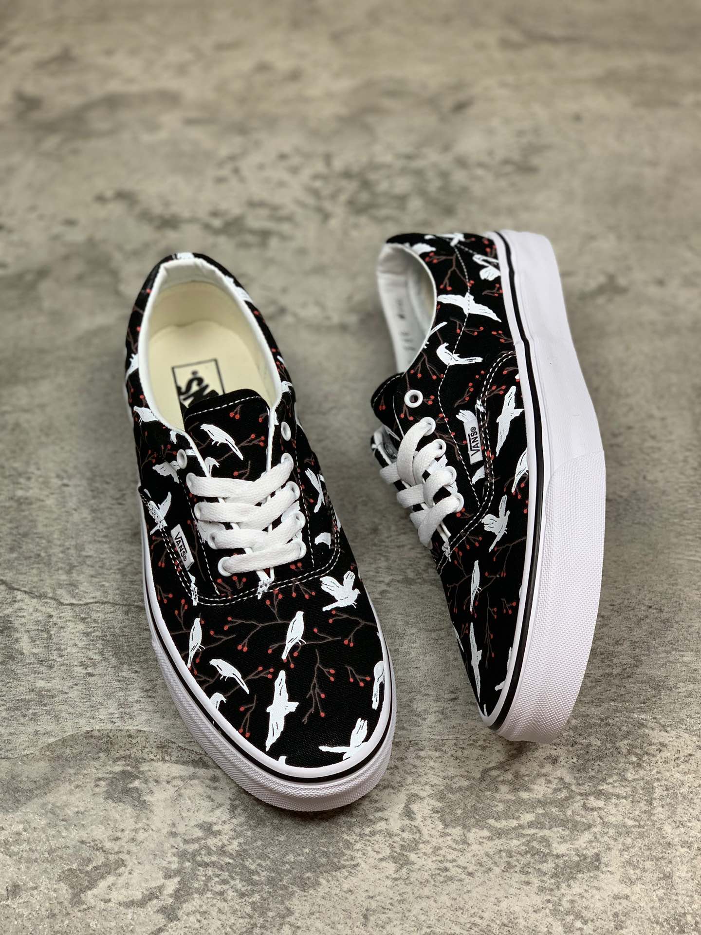 150VANS ERA  黑色白鸽和平鸽印花 鞋身侧边柔软气质带有手写体标语