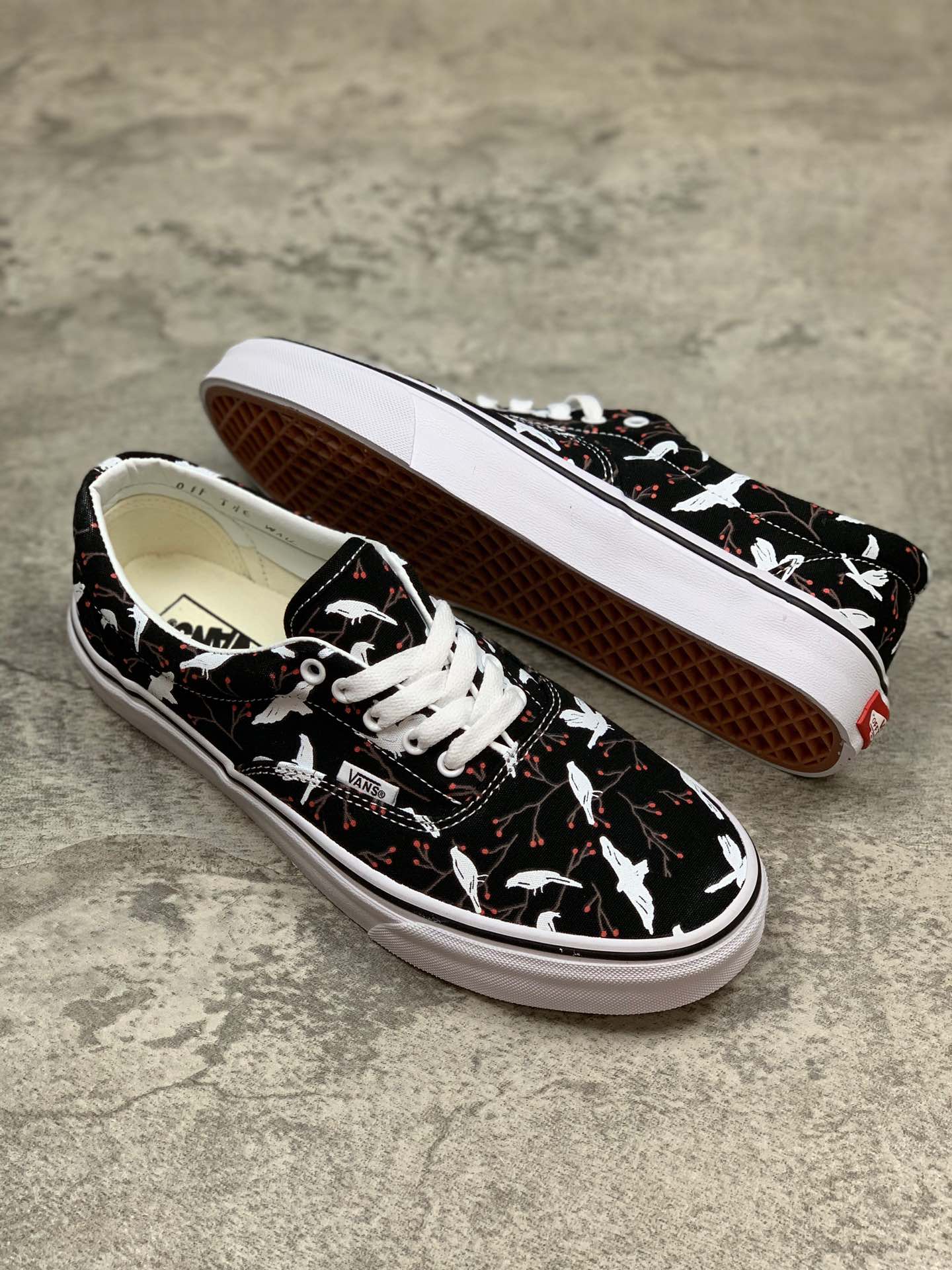150VANS ERA  黑色白鸽和平鸽印花 鞋身侧边柔软气质带有手写体标语