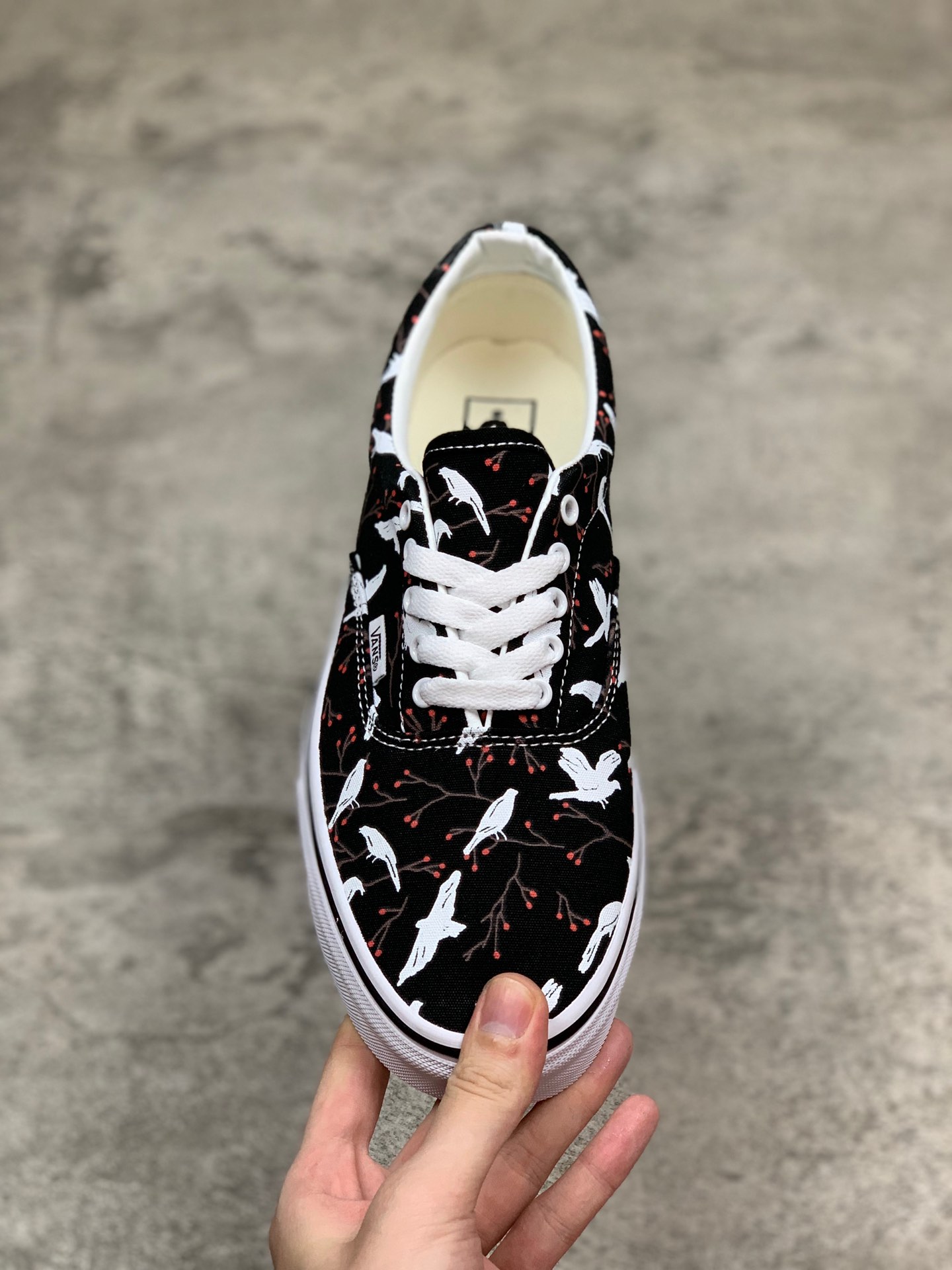 150VANS ERA  黑色白鸽和平鸽印花 鞋身侧边柔软气质带有手写体标语