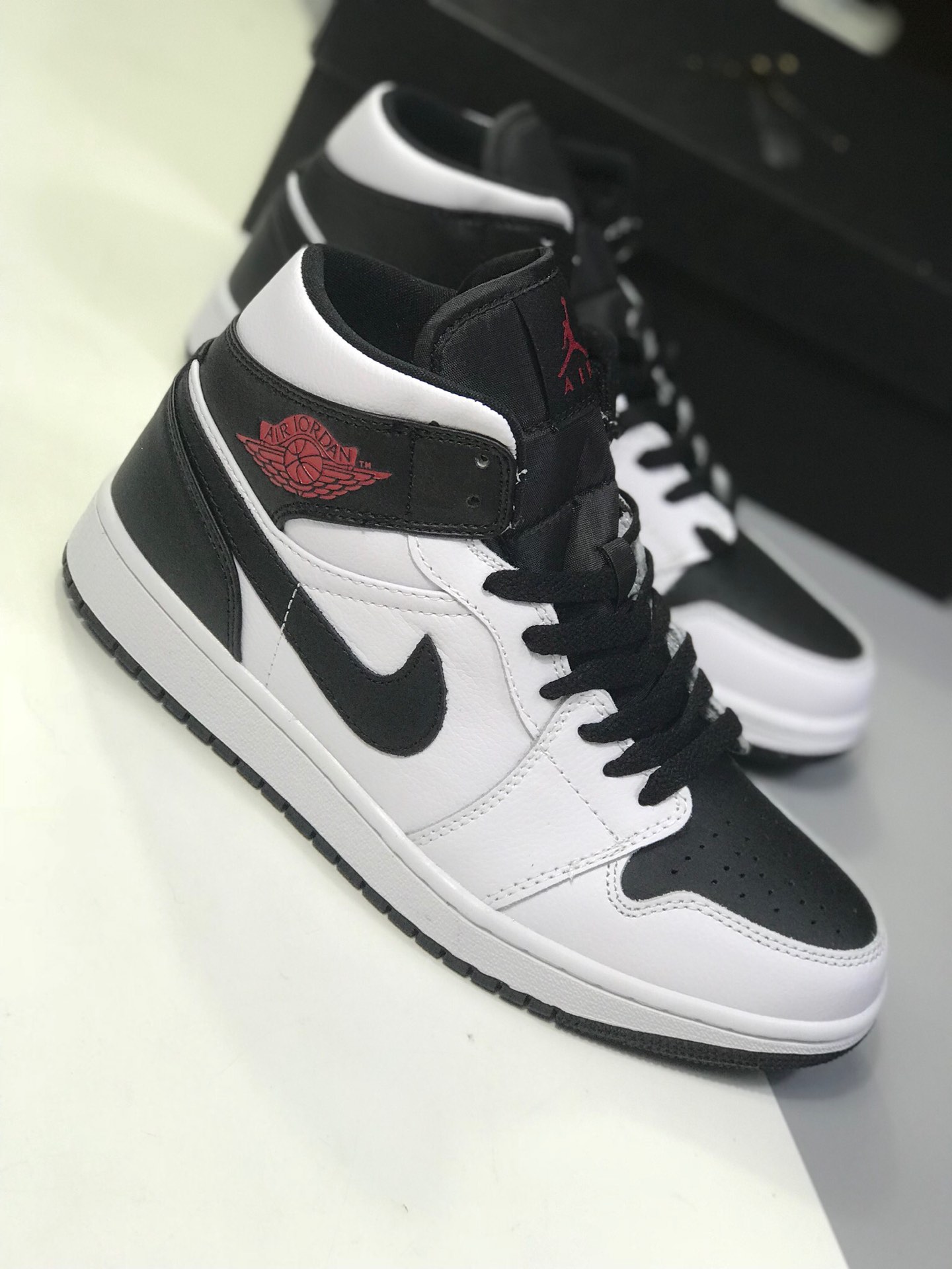 250原盒原标 市场最高工艺 Air Jordan 1 Mid 白黑红 货号：BQ6472-101