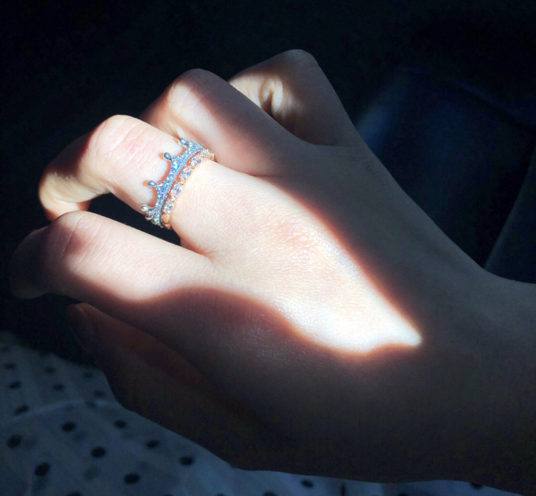 NO:580998,Pandora Crown Ring is exquisite on your fingertips. Be your own queen. Available in platinum/rose gold #it looks better when stacked with other rings# Platinum | rose gold, Pandora ring, ring19860909潘多 拉 皇冠戒指精致在指尖 做自己的女王白金色/玫瑰金都有 #跟别的戒指叠戴起来更好看# 白金 | 玫金,潘多拉戒指,ring,Jewelry