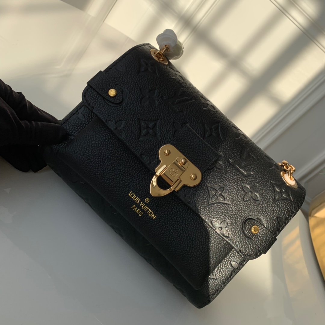 NO:395502,【Exclusive real photo M44550】Black VAVIN small handbag made of smooth and embossed Monogram Empreinte cowhide. This Vavin small handbag features a bright and eye-catching lock design. It is soft and light, fashionable and casual, and a relaxing choice for daily carrying. It is equipped with an adjustable leather chain strap, can be shoulder-back or cross-body size 20cm 2019.,LV【Original Leather】,louis vuitton,cowhide19860909【独家实拍M44550】黑色 VAVIN 小号手袋 由光滑与压纹Monogram Empreinte牛皮混合裁制而成,此款Vavin小号手袋以光亮醒目的锁扣设计为特色.柔软轻便,时髦休闲,日常背携的轻松之选.配有可调节皮革链带,可肩背,亦可斜挎 尺寸20cm 2019.,LV【原厂皮】,louis vuitton,cowhide,Bag