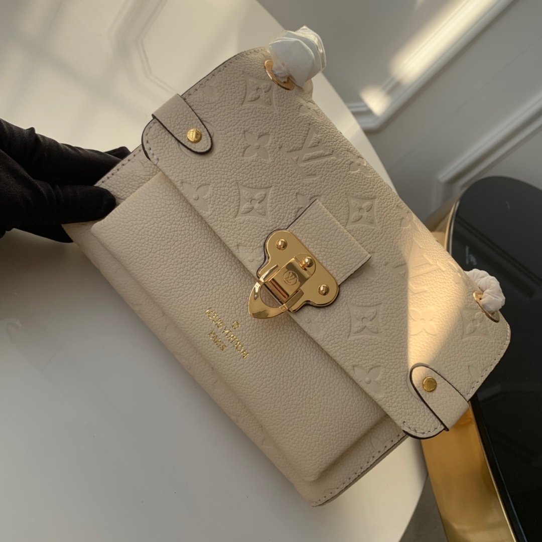 NO:395505,【Exclusive real photo M44550】Milky white VAVIN small handbag made of smooth and embossed Monogram Empreinte cowhide. This Vavin small handbag features a bright and eye-catching lock design. It is soft and light, fashionable and casual, and a relaxing choice for daily carrying. It is equipped with an adjustable leather chain strap, can be shoulder-back or cross-body size 20cm 2019.,LV【Original Leather】,louis vuitton,cowhide19860909【独家实拍M44550】奶白色 VAVIN 小号手袋 由光滑与压纹Monogram Empreinte牛皮混合裁制而成,此款Vavin小号手袋以光亮醒目的锁扣设计为特色.柔软轻便,时髦休闲,日常背携的轻松之选.配有可调节皮革链带,可肩背,亦可斜挎 尺寸20cm 2019.,LV【原厂皮】,louis vuitton,cowhide,Bag
