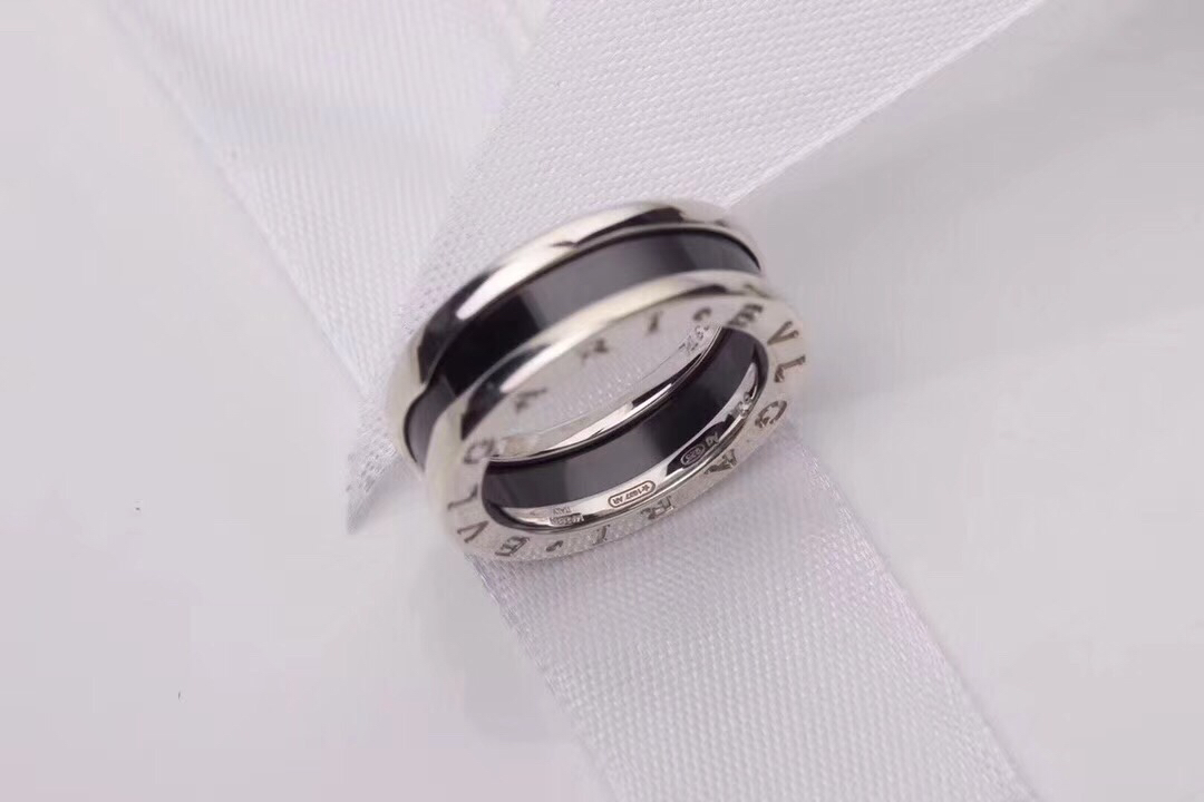 现货 宝格丽小红人戒指 白金色黑陶瓷 戒指美号码数5-12号有现货供应