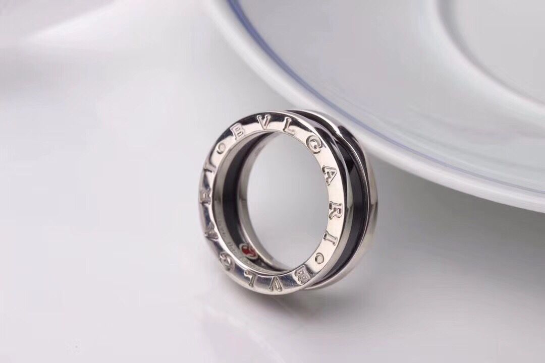 现货 宝格丽小红人戒指 白金色黑陶瓷 戒指美号码数5-12号有现货供应