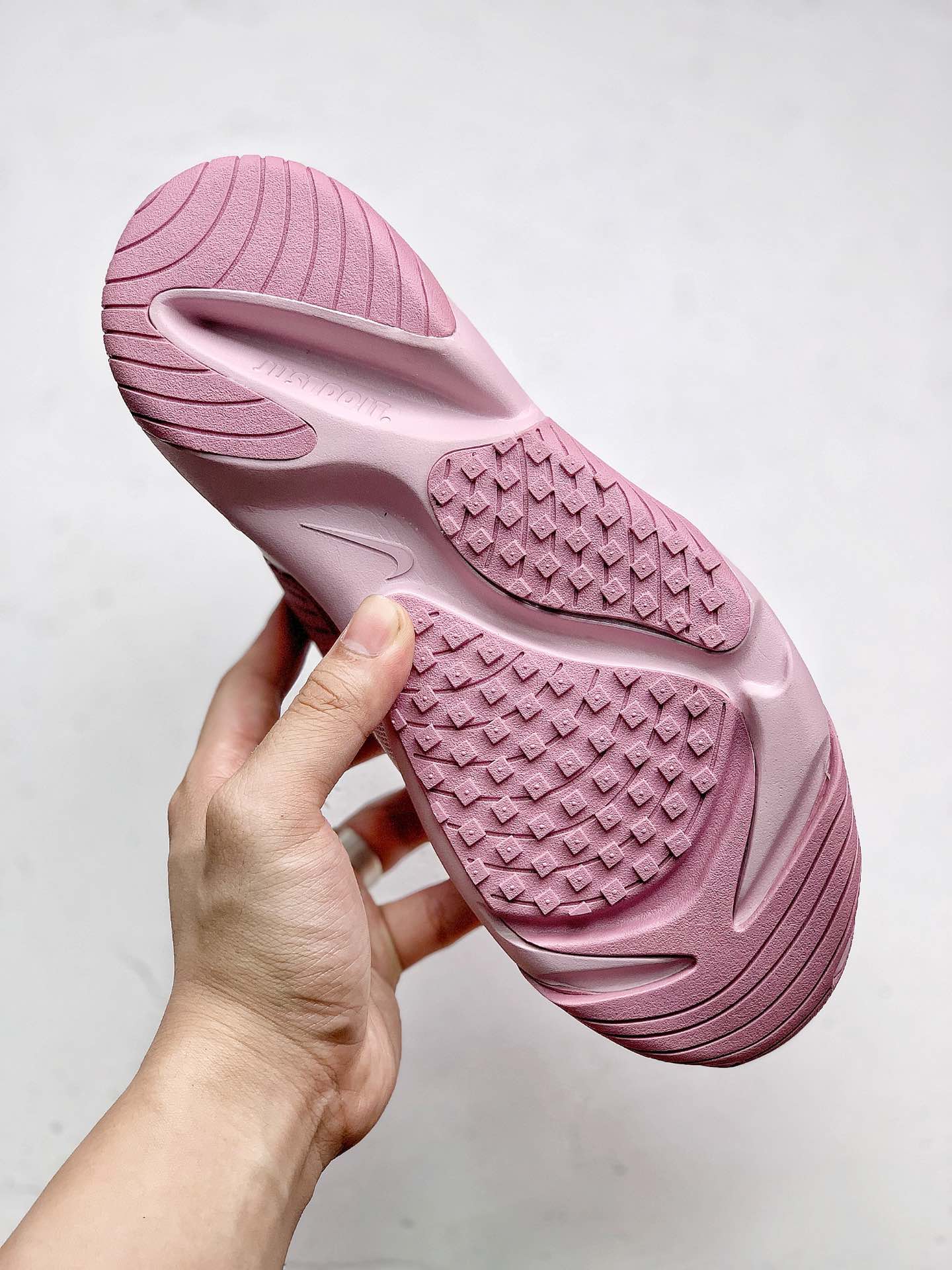 #本地240Nike Zoom 2K 复古升级市面最高版本  灵感来自于 90 年代球鞋的外观设计，特别是 Nike 著名的 Alpha Project 系列