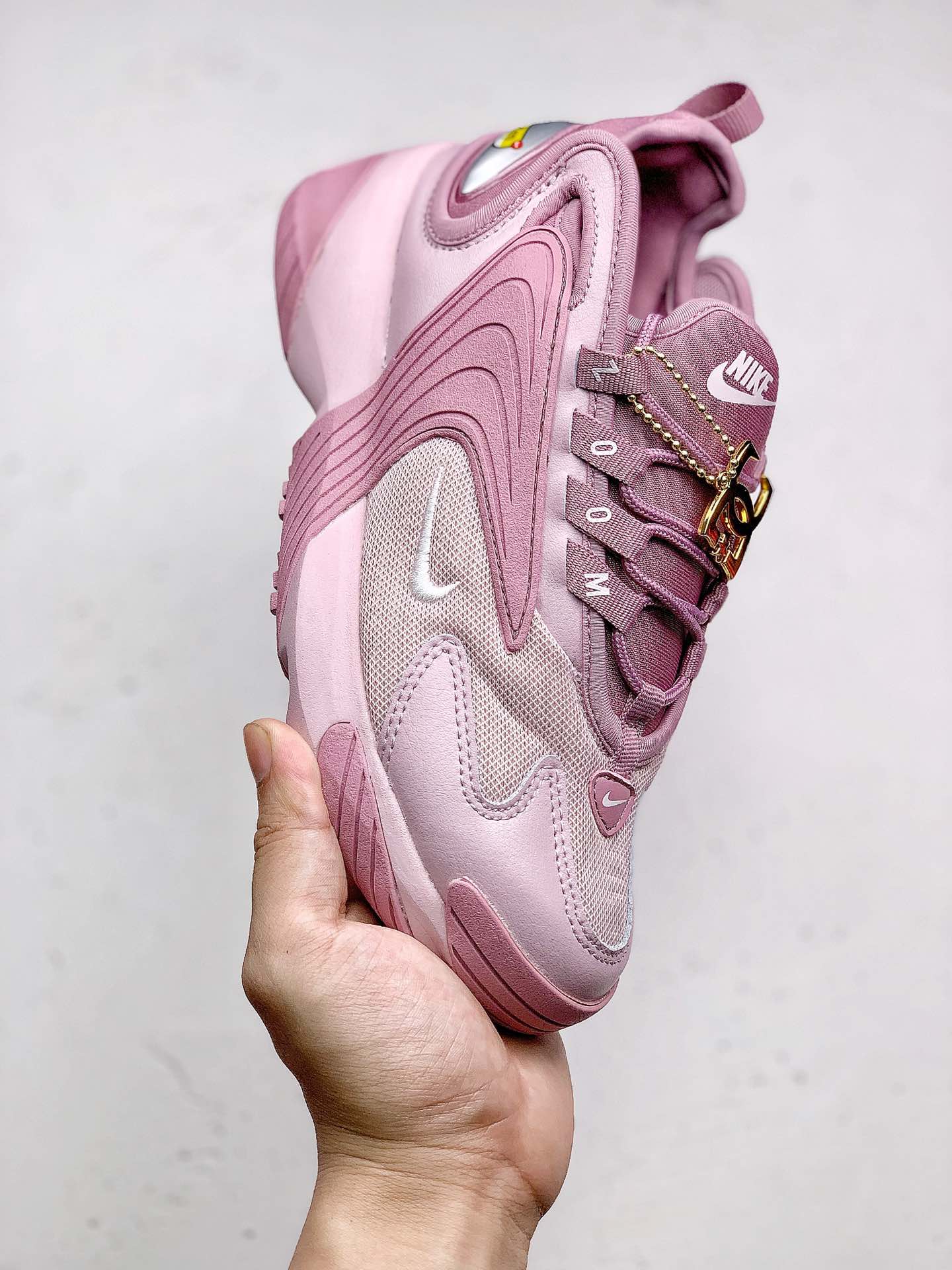 #本地240Nike Zoom 2K 复古升级市面最高版本  灵感来自于 90 年代球鞋的外观设计，特别是 Nike 著名的 Alpha Project 系列