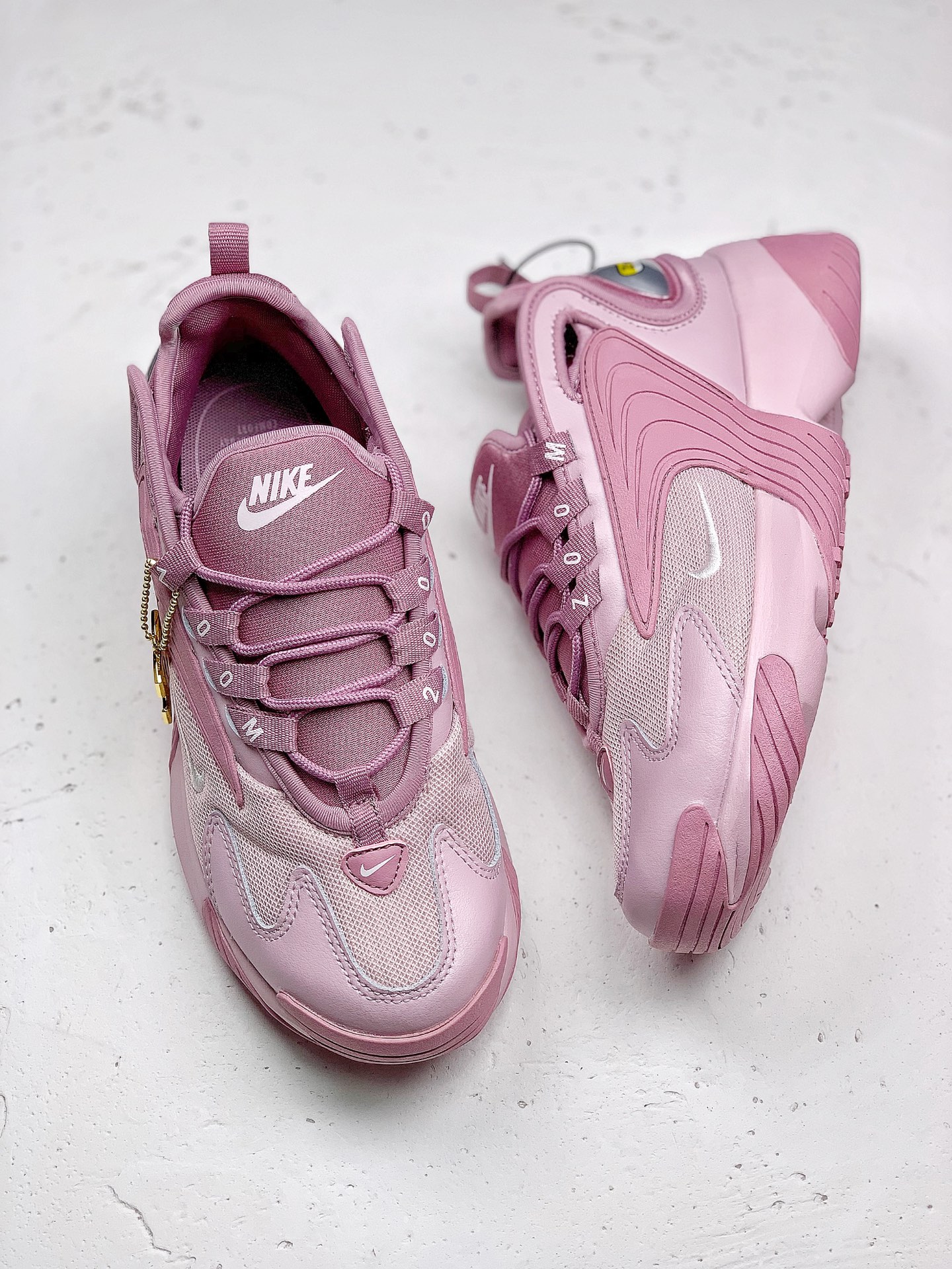 #本地240Nike Zoom 2K 复古升级市面最高版本  灵感来自于 90 年代球鞋的外观设计，特别是 Nike 著名的 Alpha Project 系列