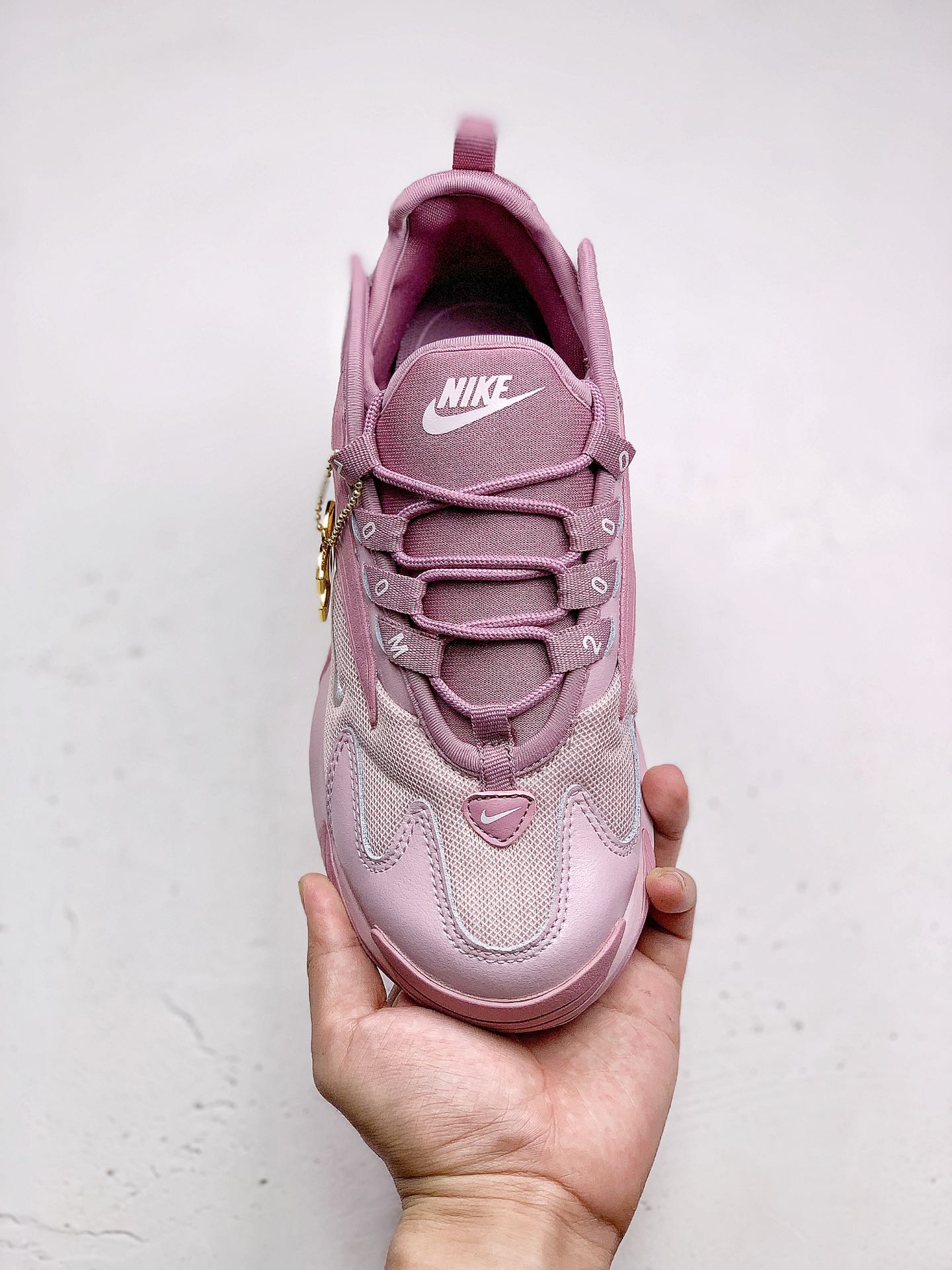 #本地240Nike Zoom 2K 复古升级市面最高版本  灵感来自于 90 年代球鞋的外观设计，特别是 Nike 著名的 Alpha Project 系列