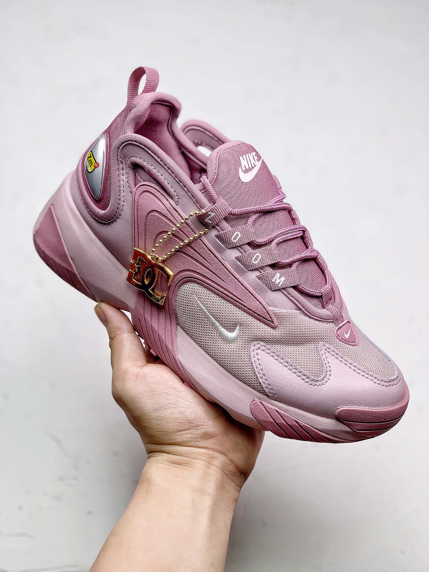 #本地240Nike Zoom 2K 复古升级市面最高版本  灵感来自于 90 年代球鞋的外观设计，特别是 Nike 著名的 Alpha Project 系列