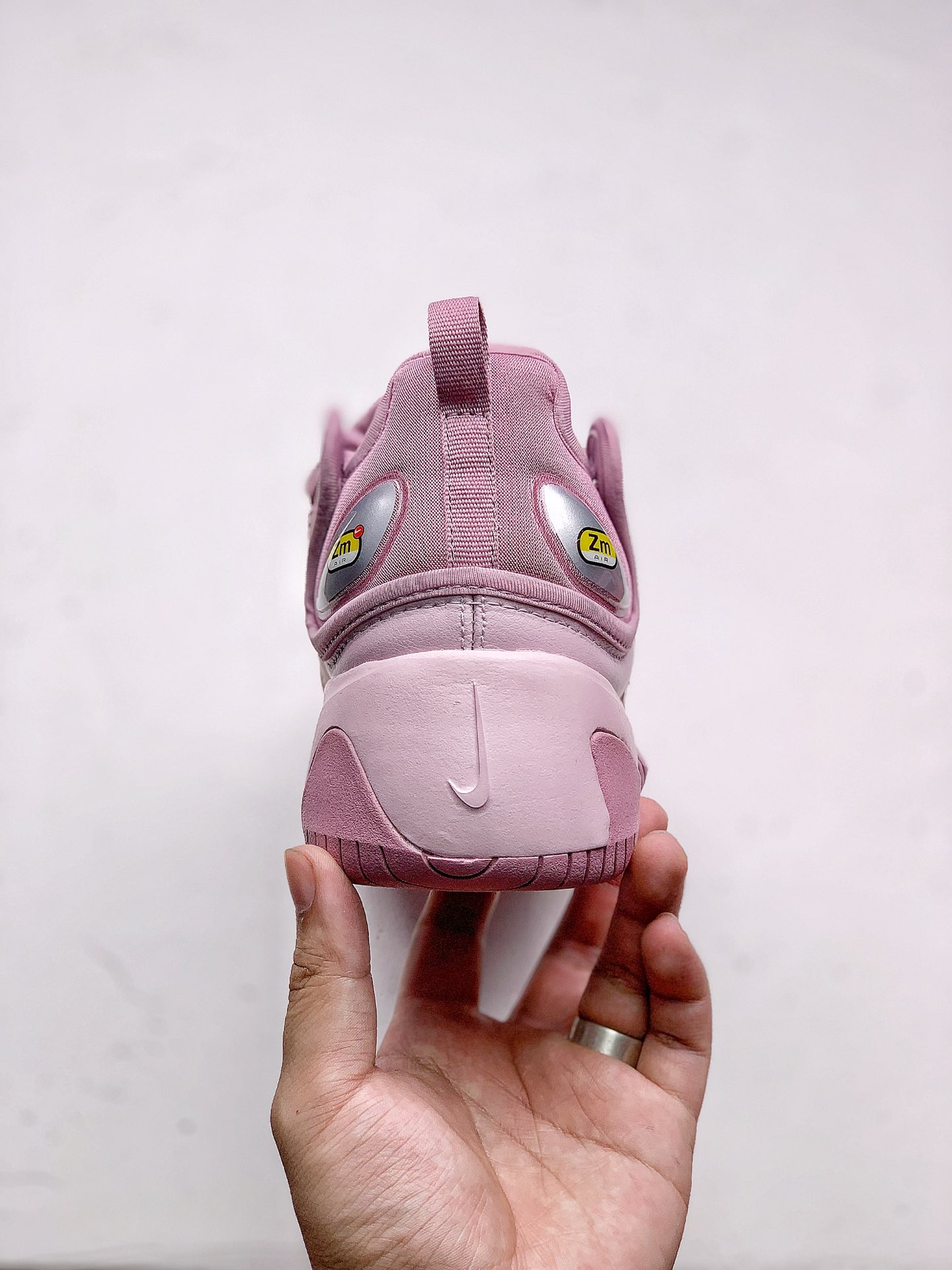 #本地240Nike Zoom 2K 复古升级市面最高版本  灵感来自于 90 年代球鞋的外观设计，特别是 Nike 著名的 Alpha Project 系列