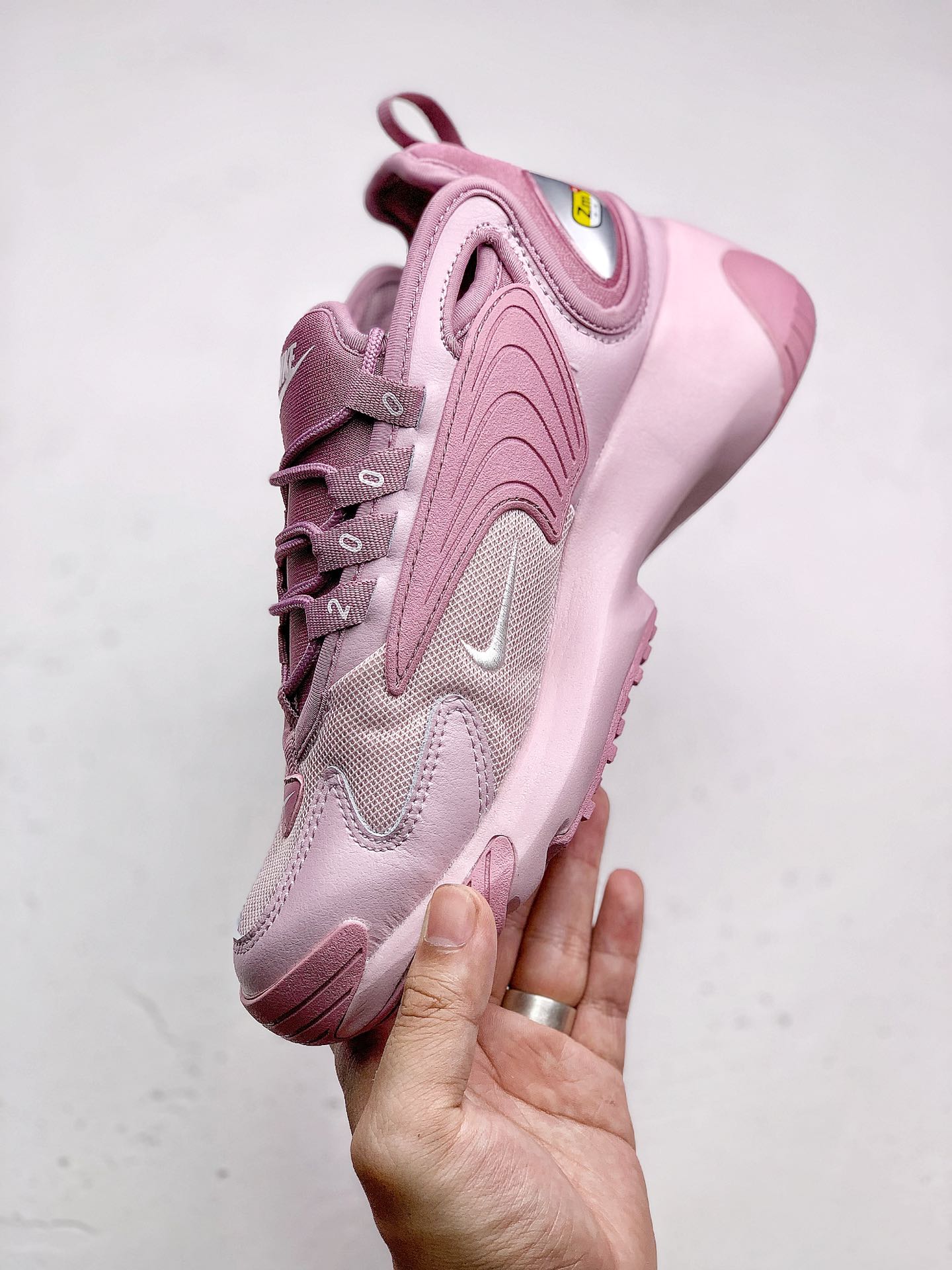 #本地240Nike Zoom 2K 复古升级市面最高版本  灵感来自于 90 年代球鞋的外观设计，特别是 Nike 著名的 Alpha Project 系列