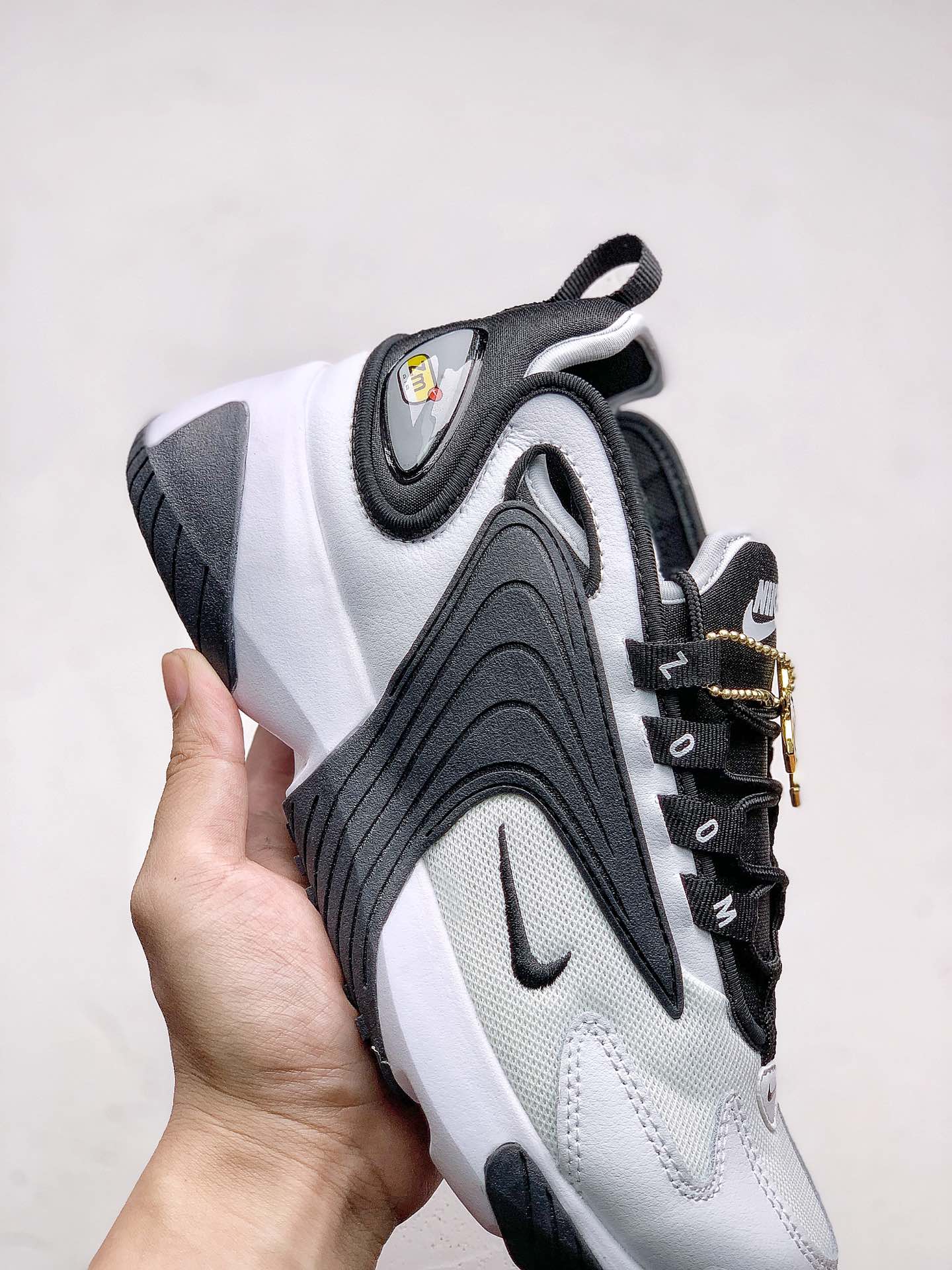 #本地240Nike Zoom 2K 复古升级市面最高版本  灵感来自于 90 年代球鞋的外观设计，特别是 Nike 著名的 Alpha Project 系列
