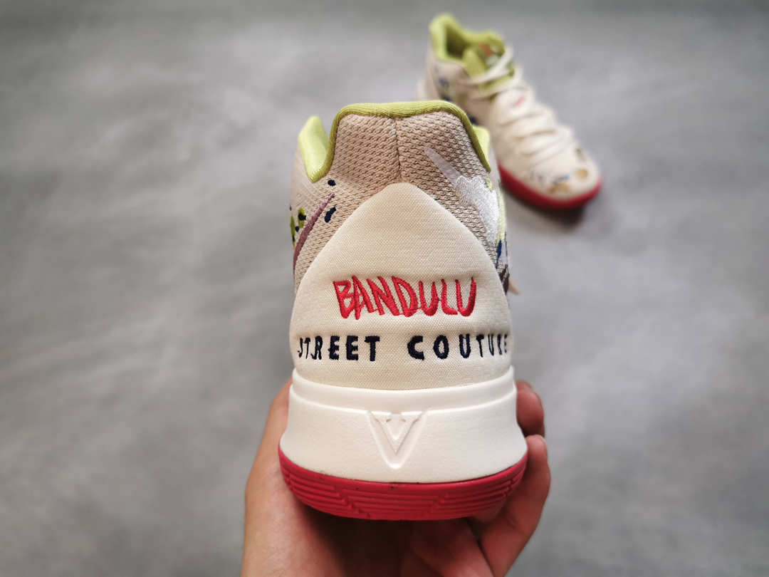 :160  新品上市联名款！招牌涂鸦 Bandulu x Kyrie 5以高品质复古风服装和手饰闻名的波士顿服装品牌 Bandulu 最近携手 Nike 推出了全新的 NikeKyrie 5 。
