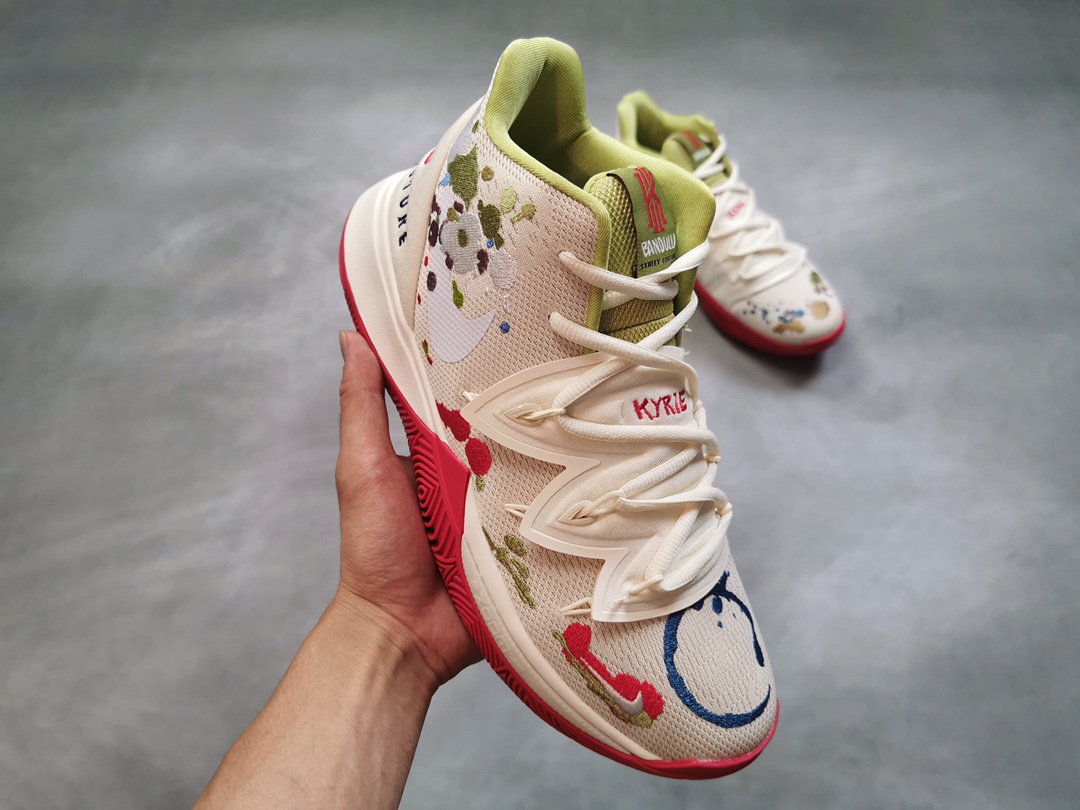 :160  新品上市联名款！招牌涂鸦 Bandulu x Kyrie 5以高品质复古风服装和手饰闻名的波士顿服装品牌 Bandulu 最近携手 Nike 推出了全新的 NikeKyrie 5 。