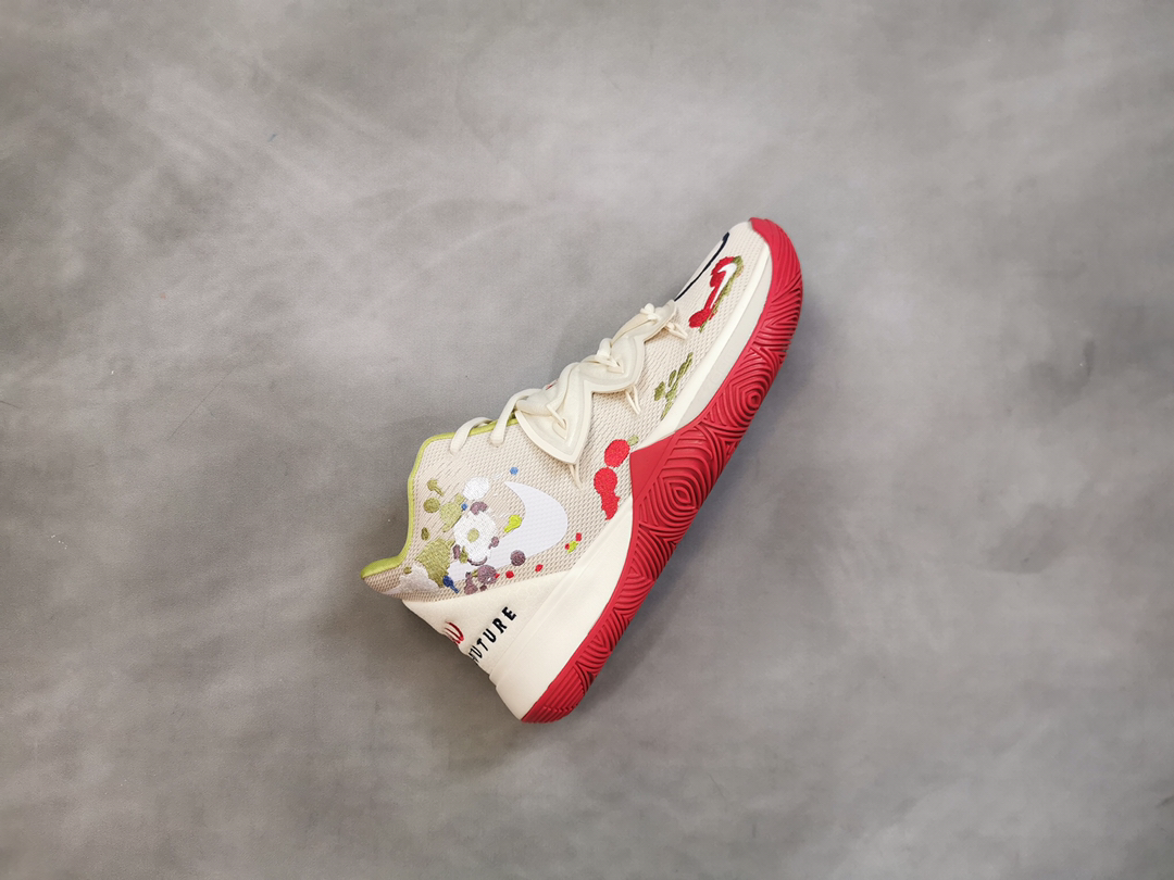 :160  新品上市联名款！招牌涂鸦 Bandulu x Kyrie 5以高品质复古风服装和手饰闻名的波士顿服装品牌 Bandulu 最近携手 Nike 推出了全新的 NikeKyrie 5 。