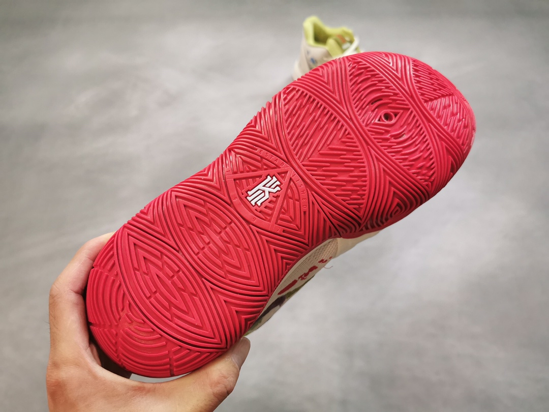 :160  新品上市联名款！招牌涂鸦 Bandulu x Kyrie 5以高品质复古风服装和手饰闻名的波士顿服装品牌 Bandulu 最近携手 Nike 推出了全新的 NikeKyrie 5 。