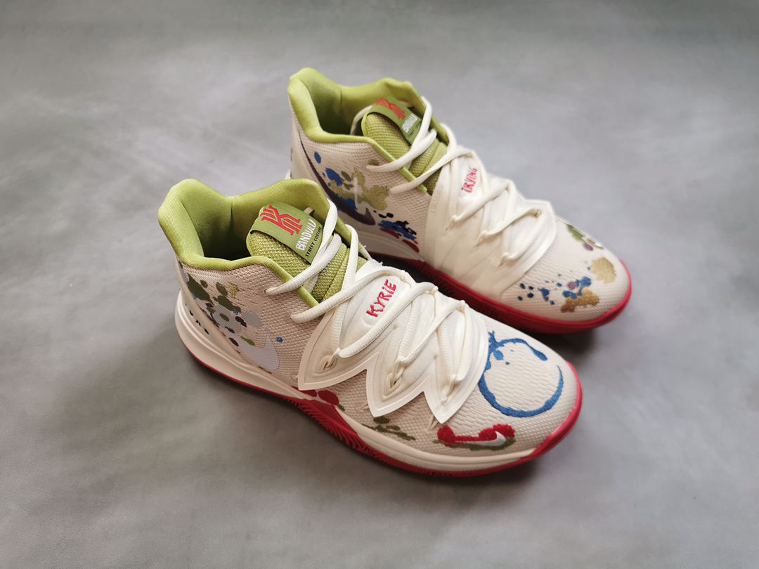 :160  新品上市联名款！招牌涂鸦 Bandulu x Kyrie 5以高品质复古风服装和手饰闻名的波士顿服装品牌 Bandulu 最近携手 Nike 推出了全新的 NikeKyrie 5 。