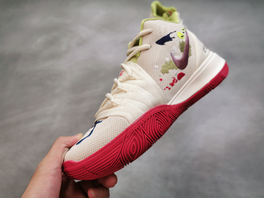 :160  新品上市联名款！招牌涂鸦 Bandulu x Kyrie 5以高品质复古风服装和手饰闻名的波士顿服装品牌 Bandulu 最近携手 Nike 推出了全新的 NikeKyrie 5 。