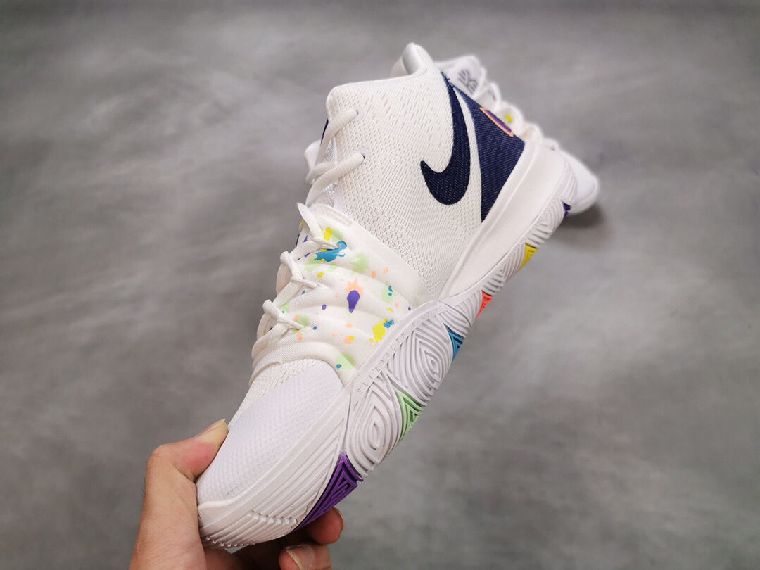 :150补货官方新货  简约清爽的 Nike Kyrie 5“Have A Nike Day”炫彩笑脸 欧文5 一体网布打造，脚背处加入捕蝇草式补强设计，带来额外包裹性。