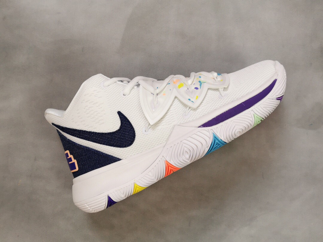 :150补货官方新货  简约清爽的 Nike Kyrie 5“Have A Nike Day”炫彩笑脸 欧文5 一体网布打造，脚背处加入捕蝇草式补强设计，带来额外包裹性。