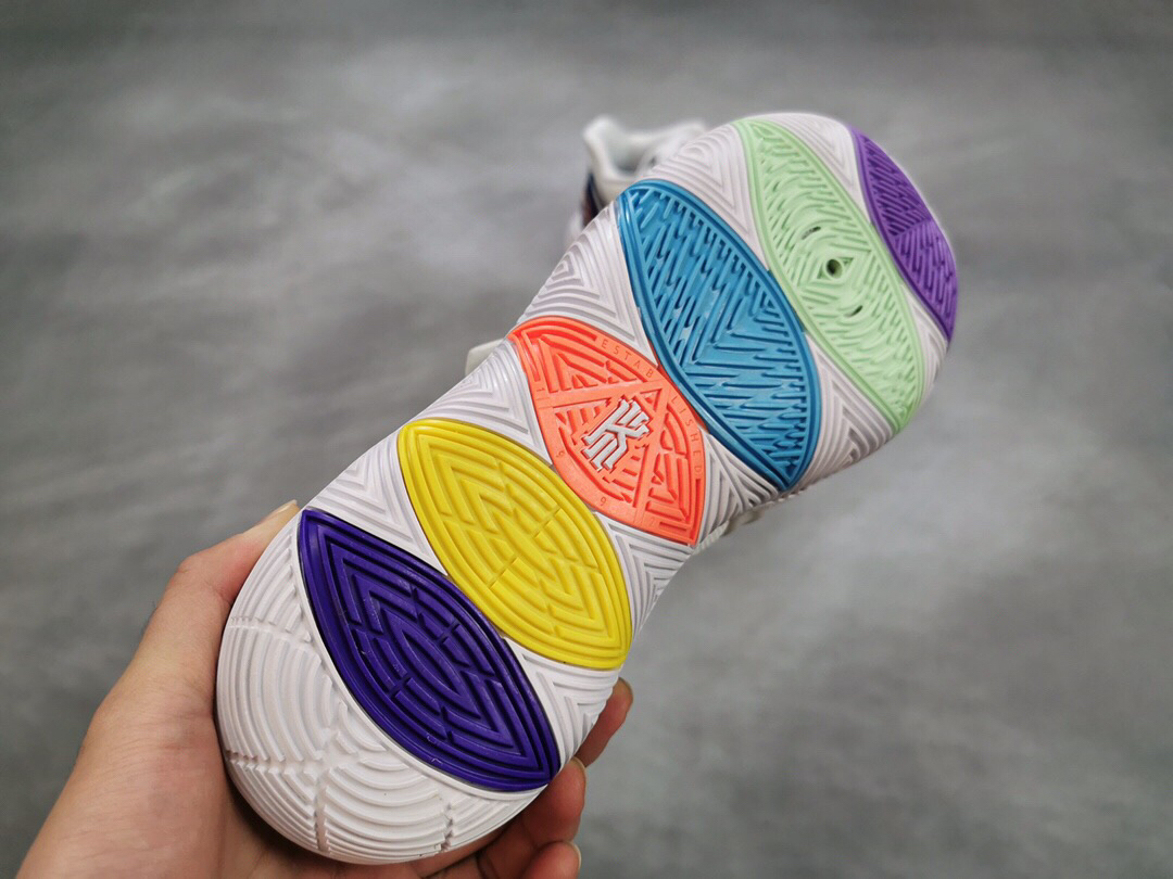 :150补货官方新货  简约清爽的 Nike Kyrie 5“Have A Nike Day”炫彩笑脸 欧文5 一体网布打造，脚背处加入捕蝇草式补强设计，带来额外包裹性。