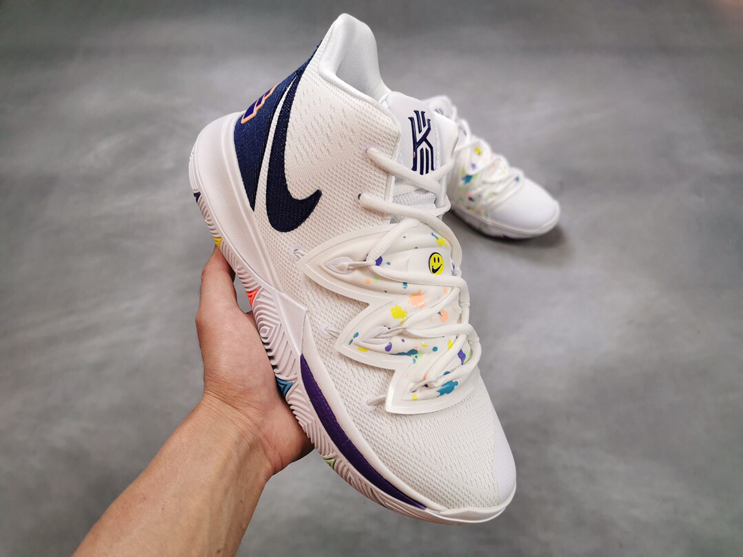 :150补货官方新货  简约清爽的 Nike Kyrie 5“Have A Nike Day”炫彩笑脸 欧文5 一体网布打造，脚背处加入捕蝇草式补强设计，带来额外包裹性。